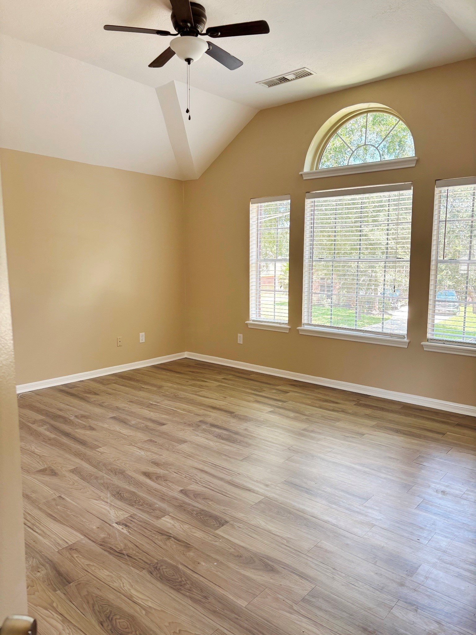 105 Crimson Bay Drive Property Photo 12