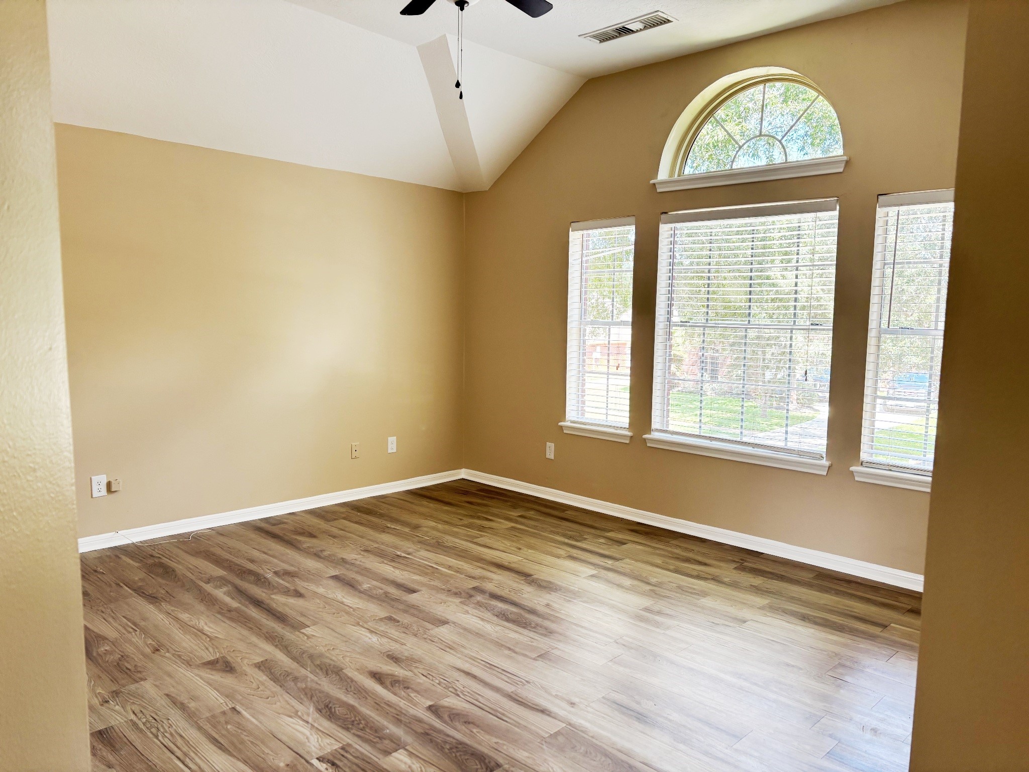 105 Crimson Bay Drive Property Photo 13