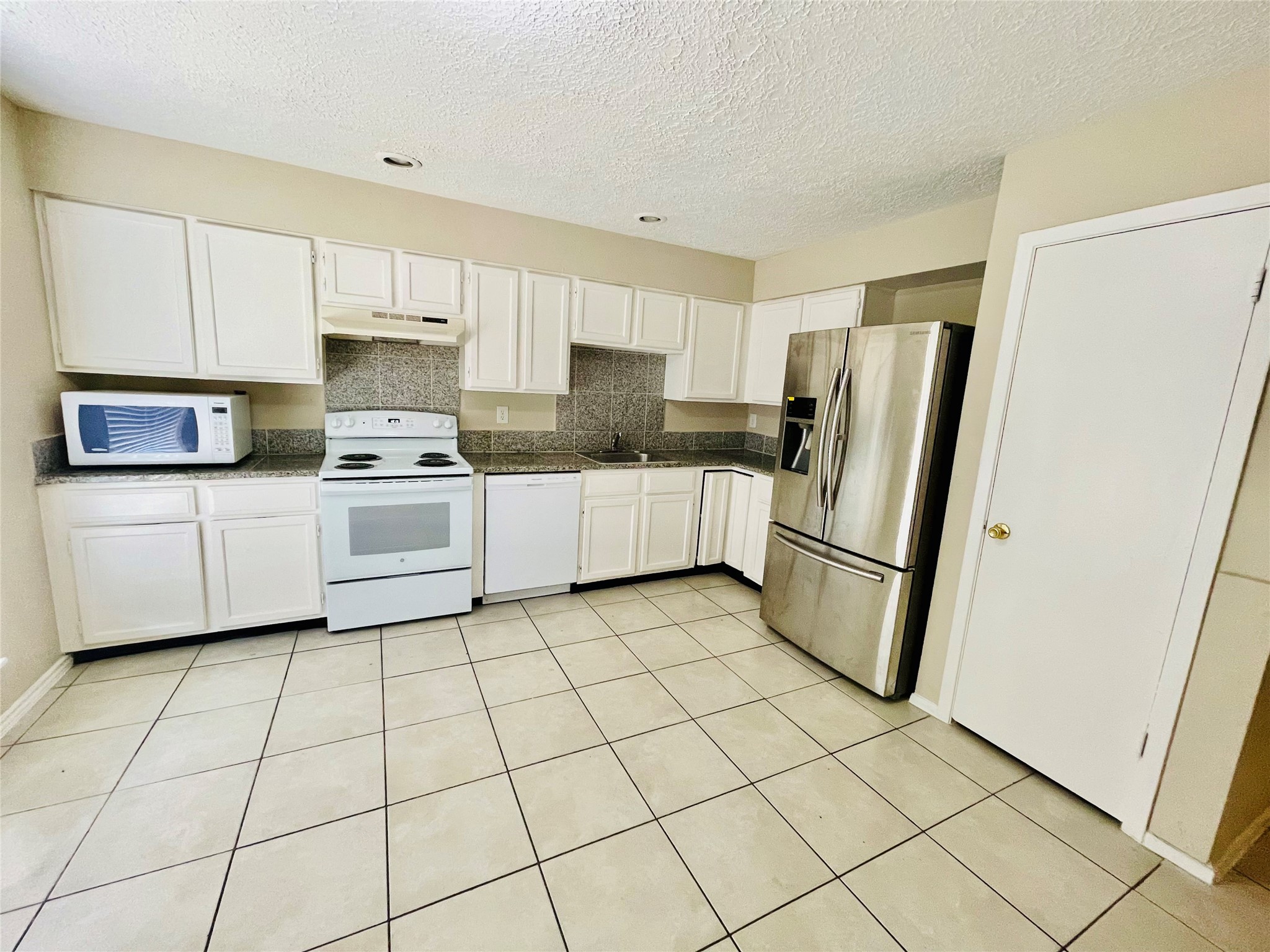 19319 Lazy Valley Drive Property Photo 8