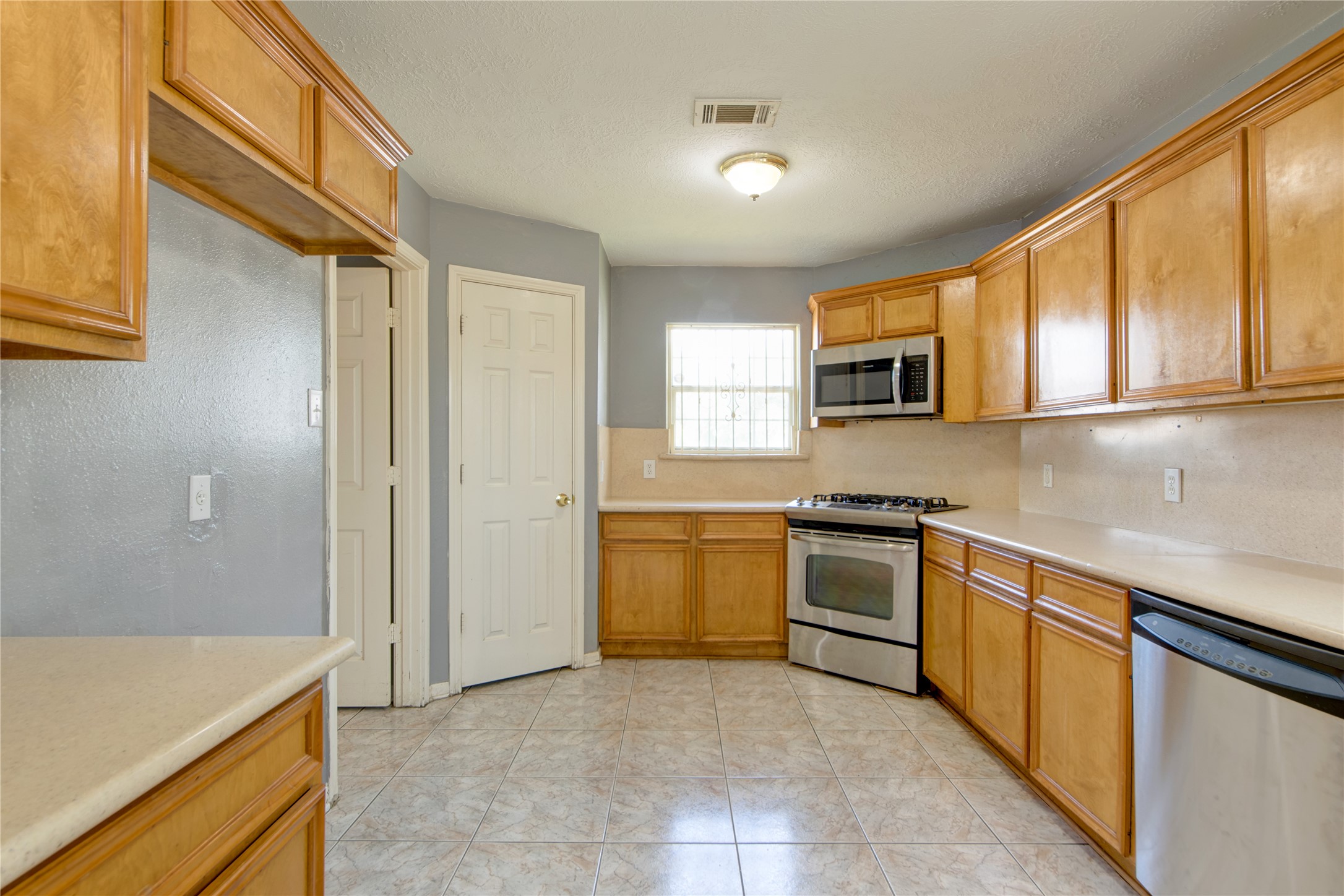 9907 Golden Glen Drive Property Photo 8