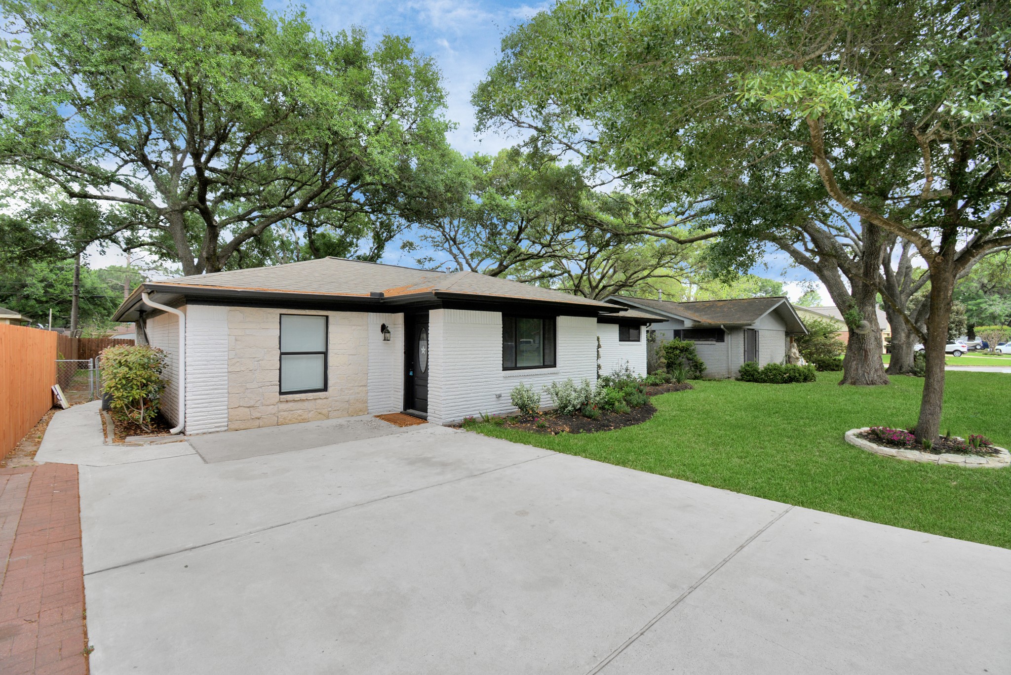 1906 Airline Drive Property Photo 2