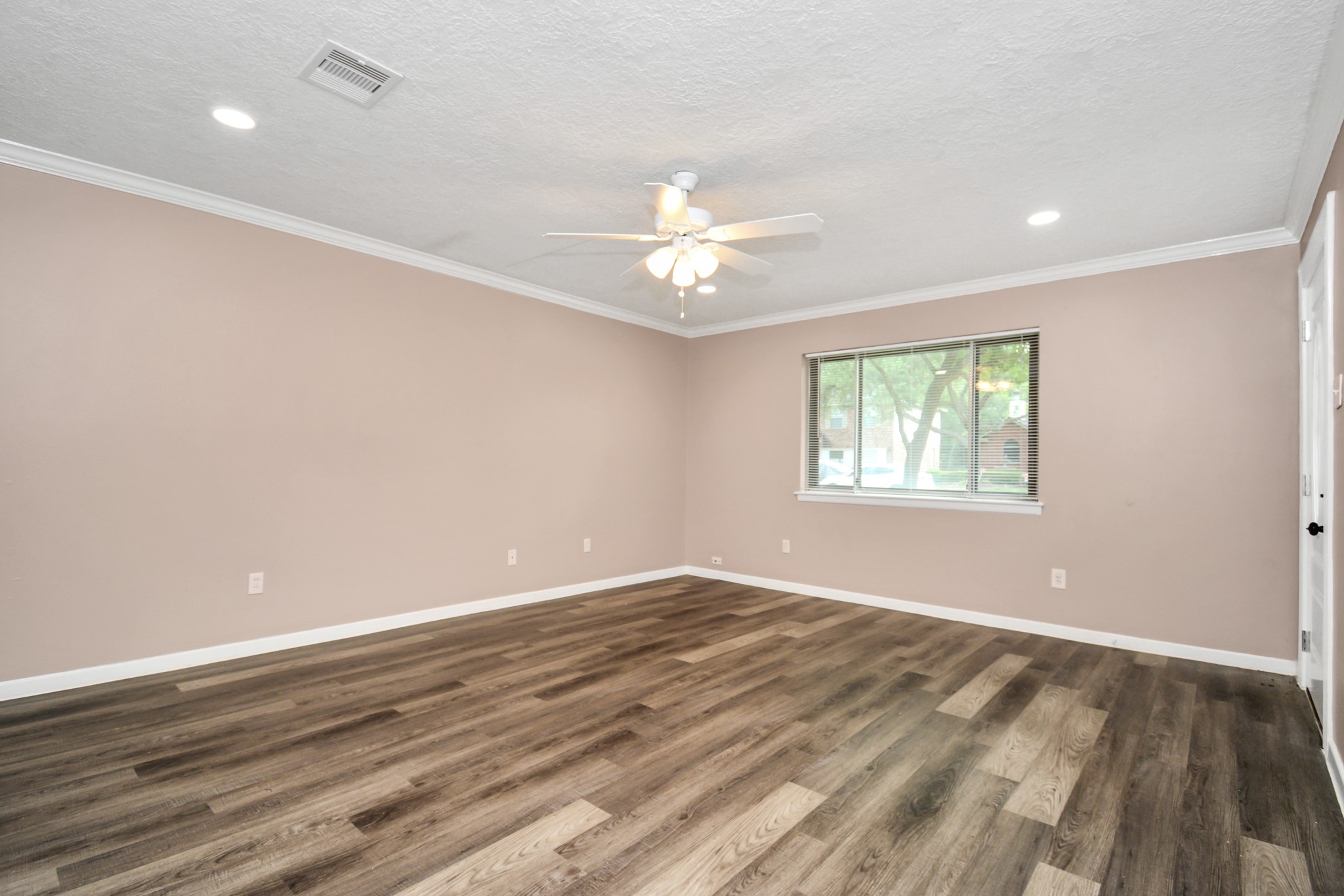 1906 Airline Drive Property Photo 5