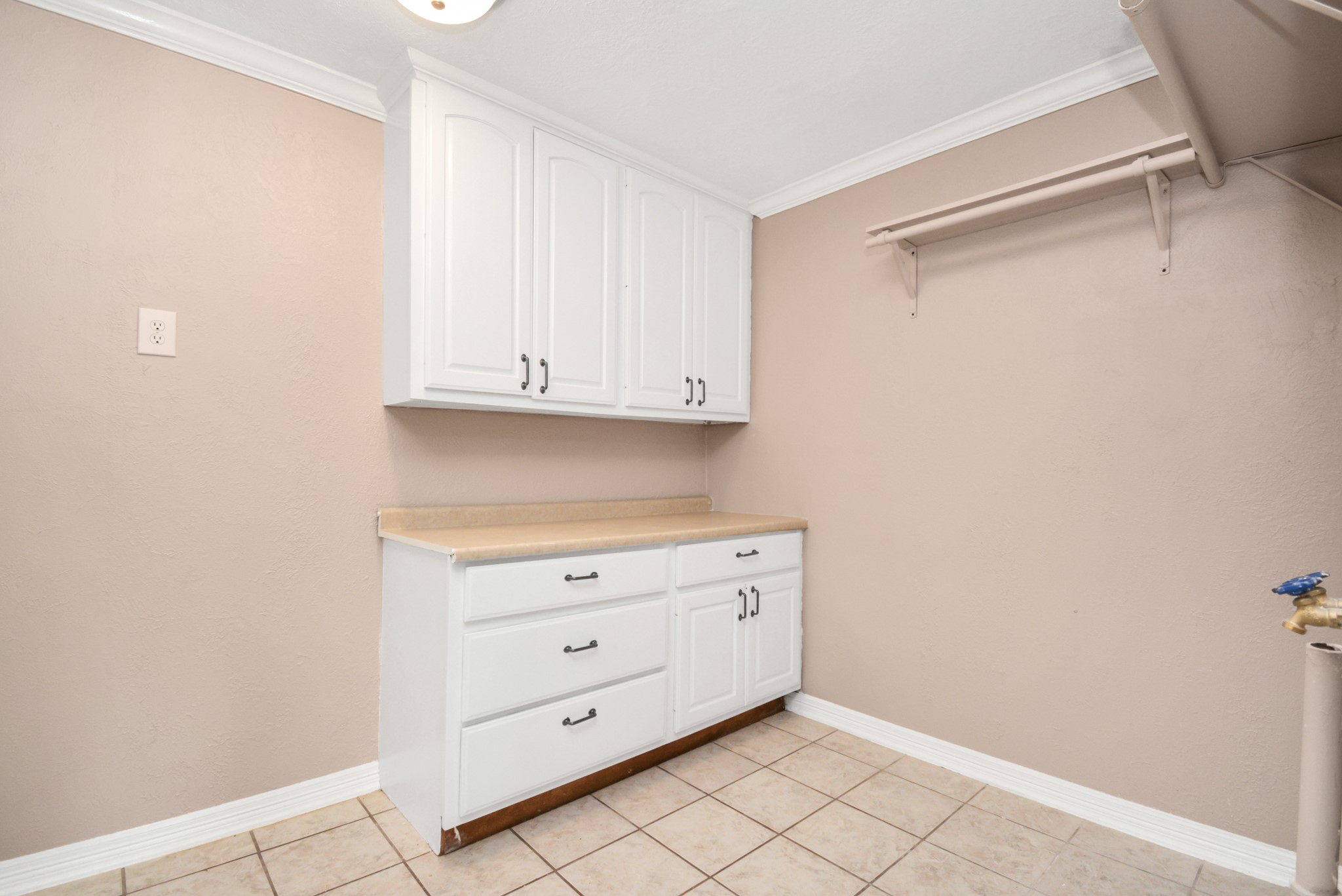 1906 Airline Drive Property Photo 14