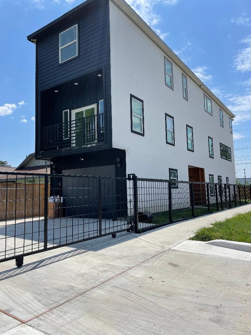 201 E 37th Street Property Photo 1
