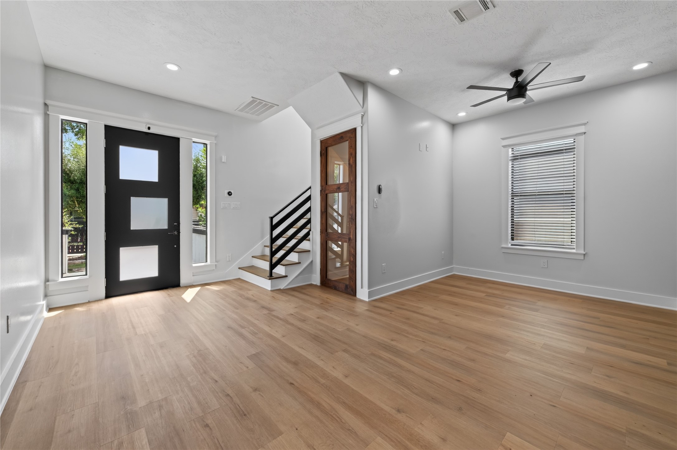 4041 Castor Street Property Photo 5