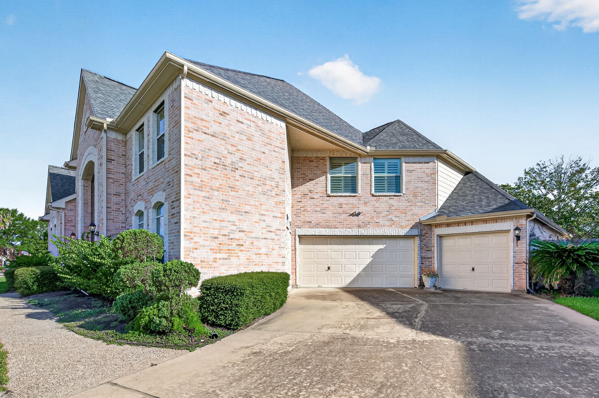 2227 Vinemead Court Property Photo 7