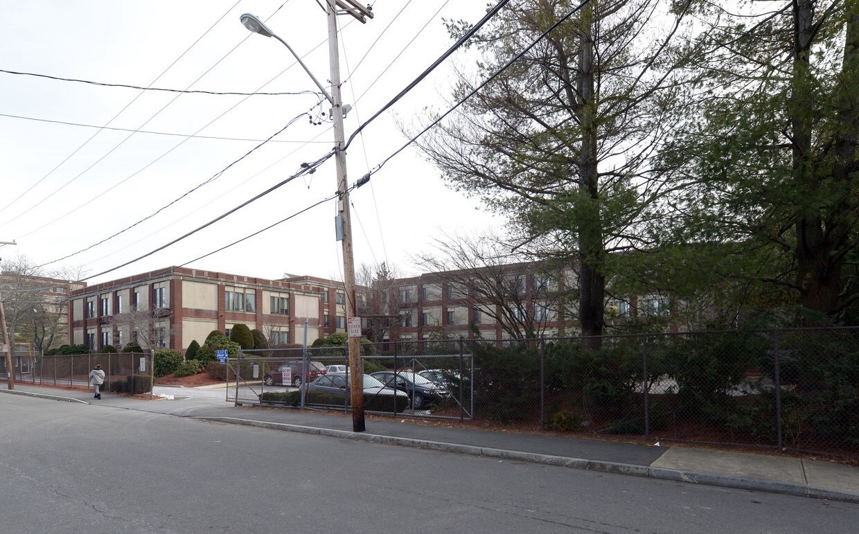 54 Haverhill St Property Photo 9