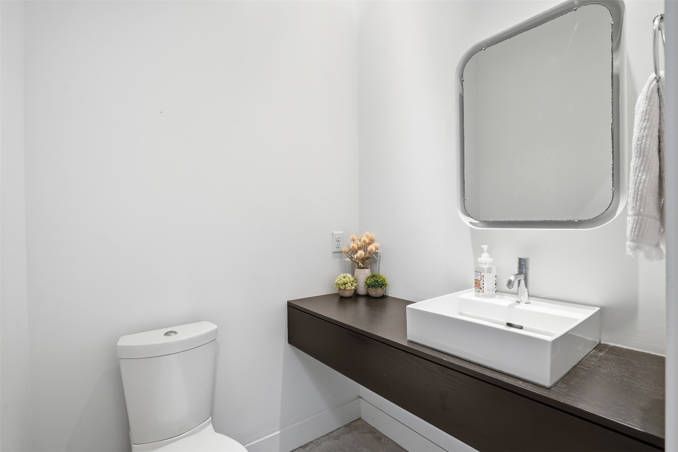 2412 Helena Street Property Photo 7