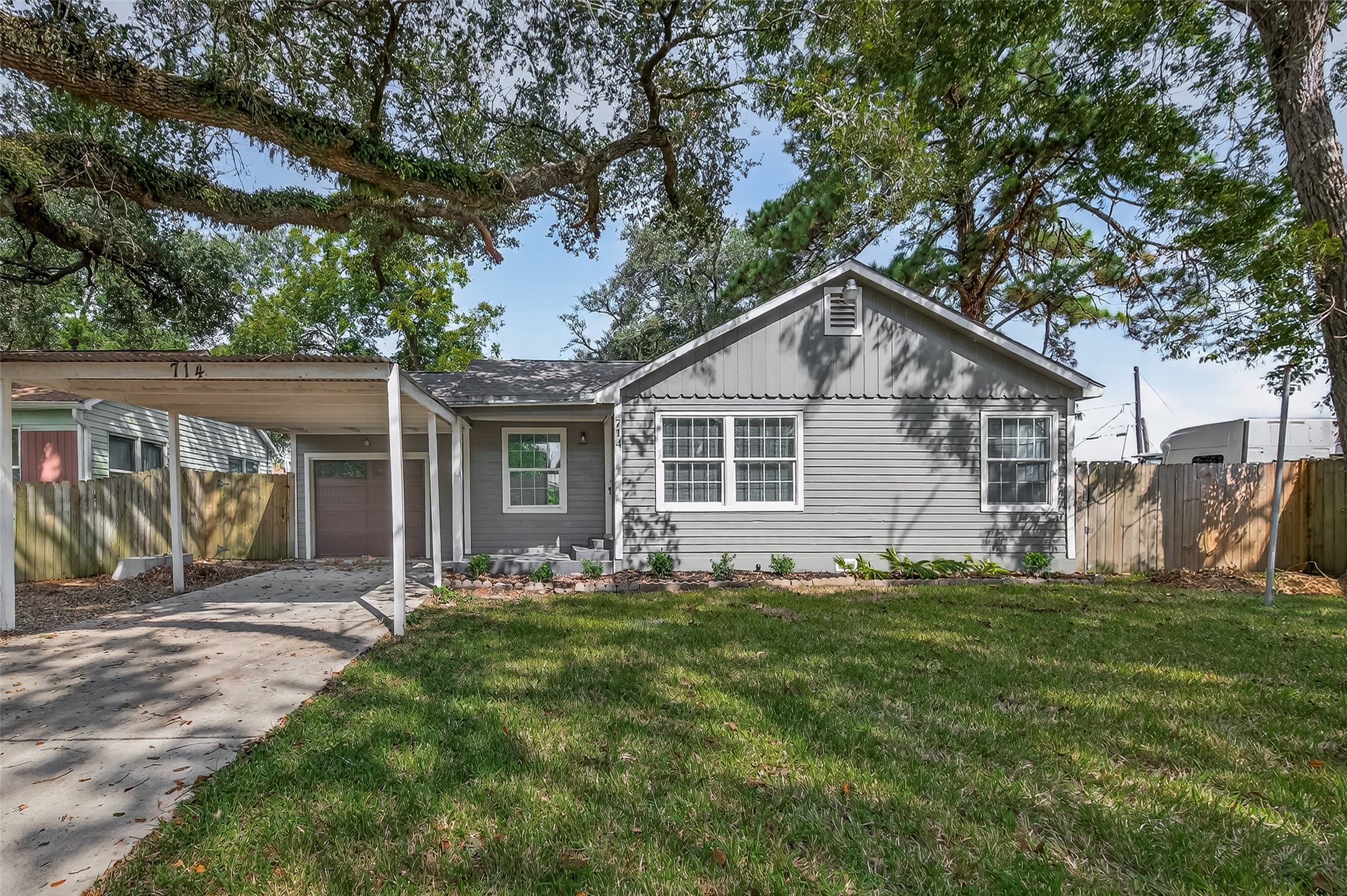 714 E Humble Street Property Photo 1