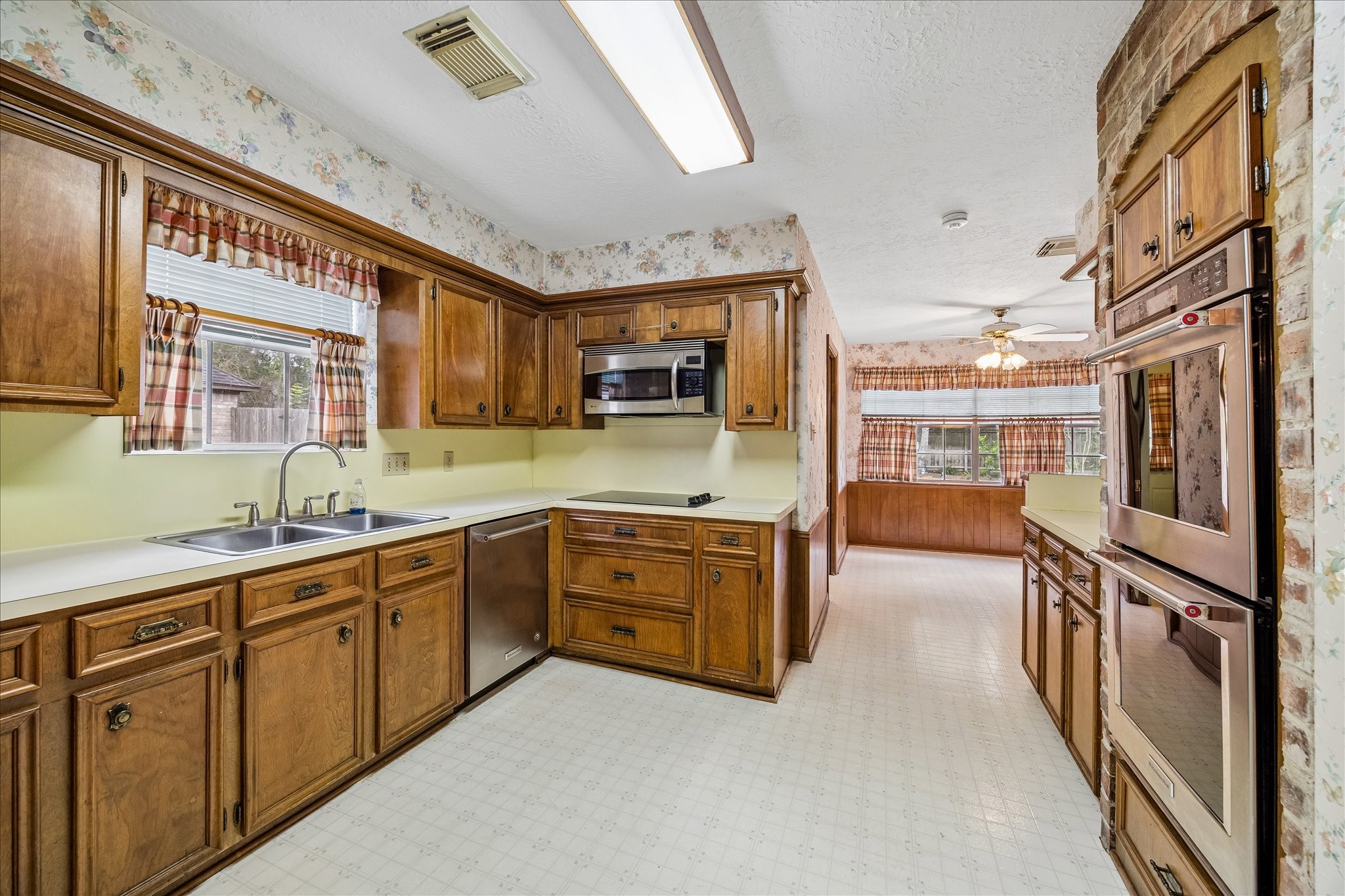 3523 Village Oaks Drive Property Photo 7