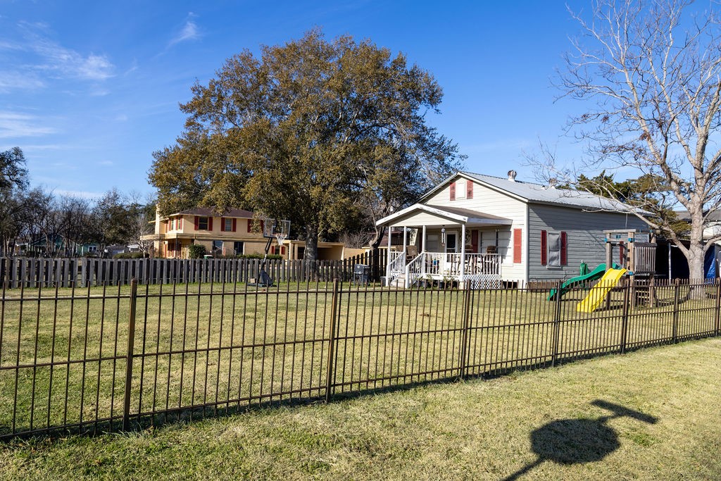 208 West Putnum Avenue Property Photo 29