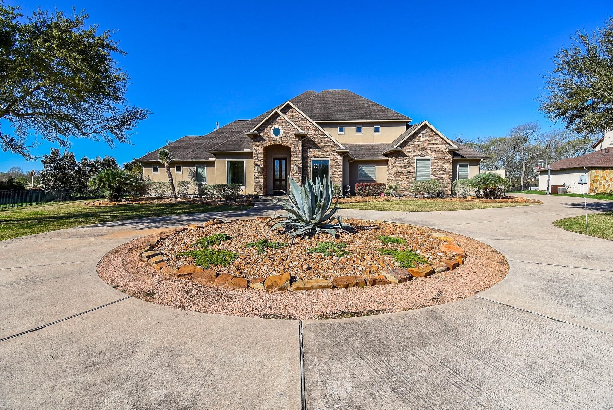 2819 Palmetto Bend Property Photo 4