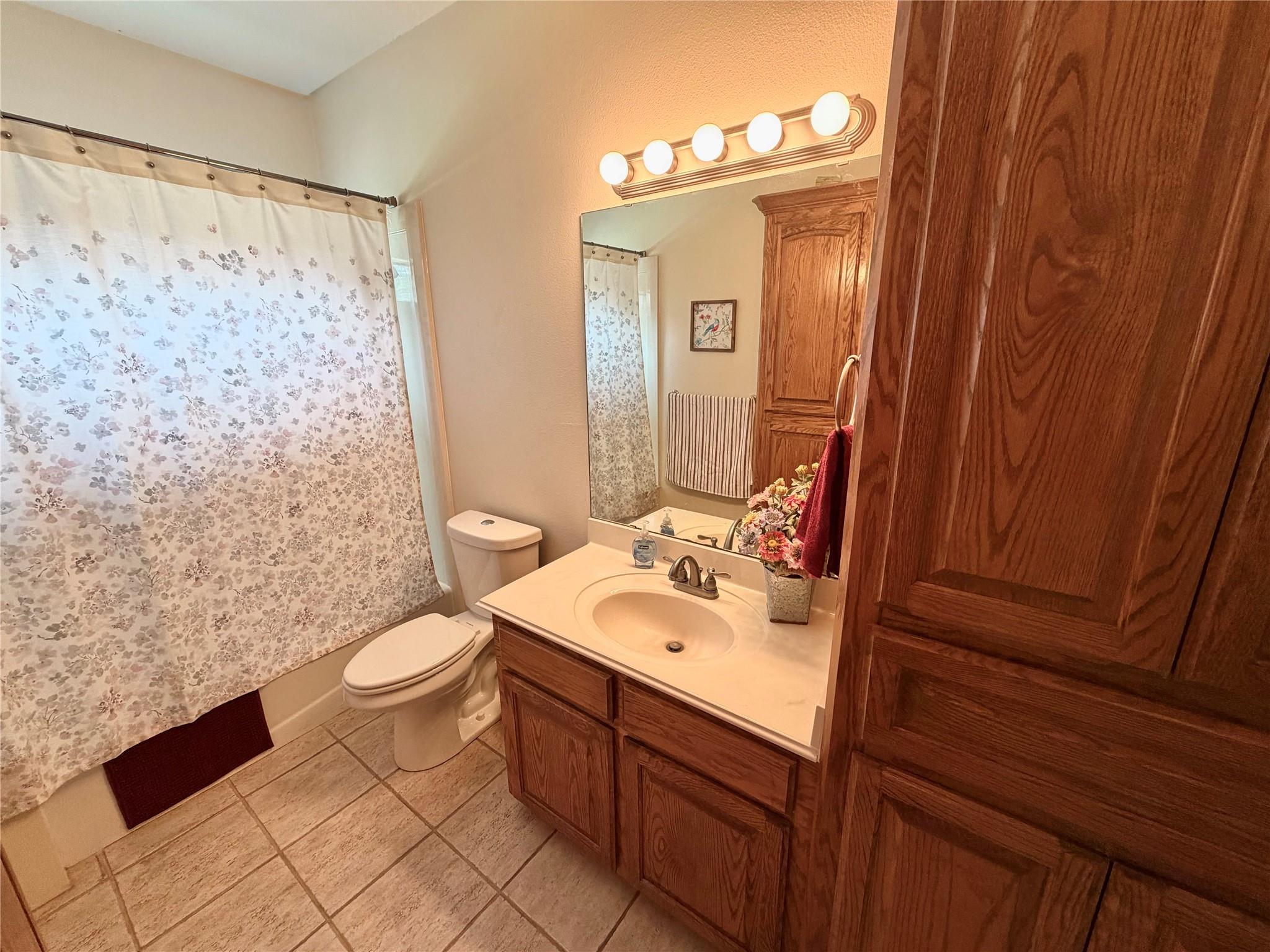 1113 Enchanted Oaks Drive, Angleton Tx 77515 Property Photo 5