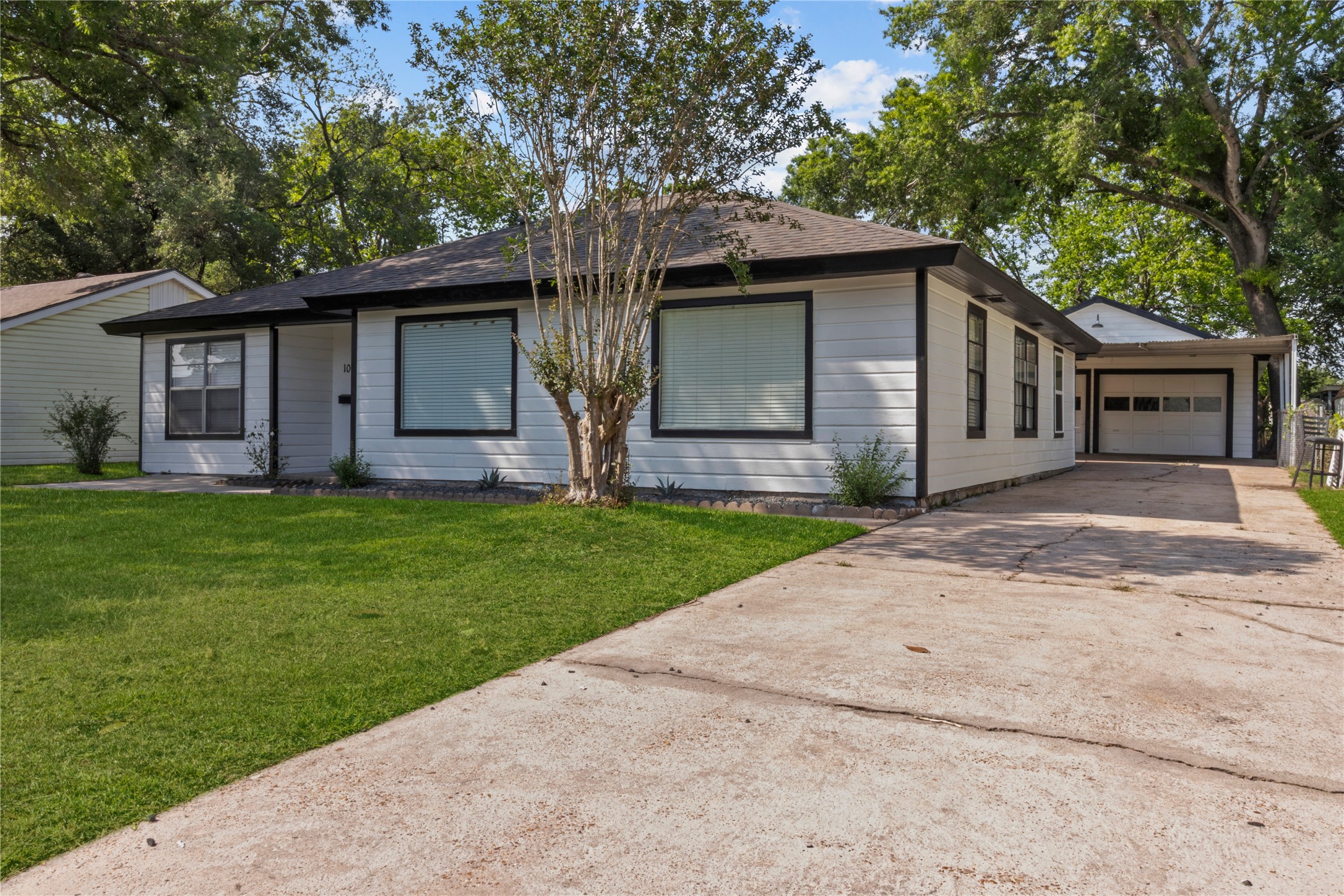 1006 S Shepherd Drive Property Photo 1
