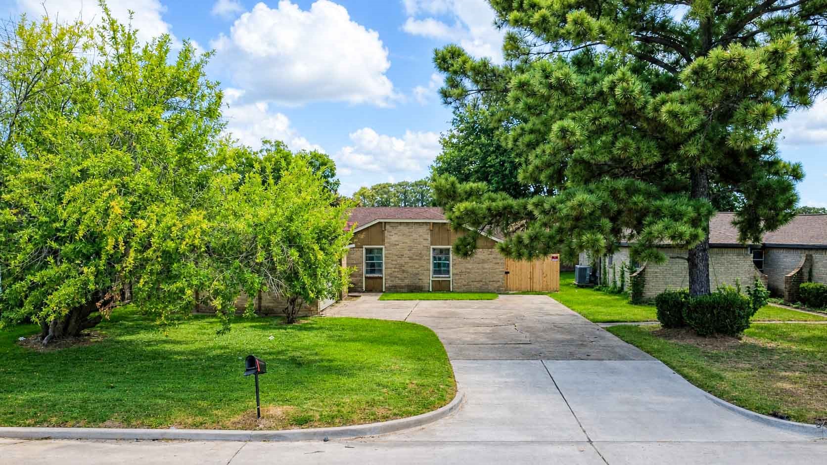 8710 Parkway Forest Drive Property Photo 1