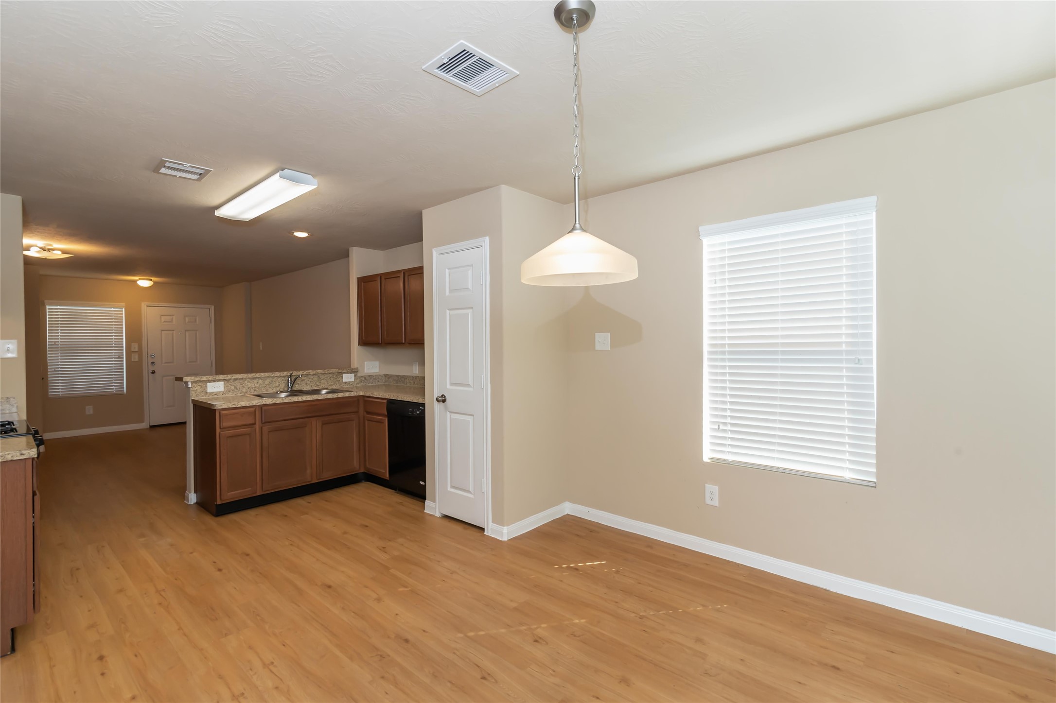 2421 W Werrington Way Property Photo 8