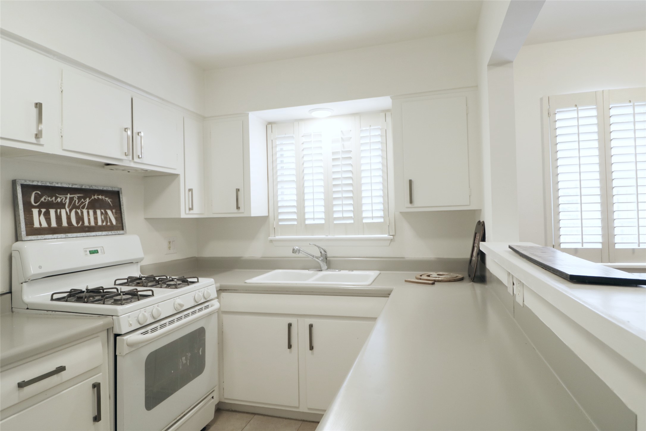 614 Kipling St Street E8 Property Photo 3