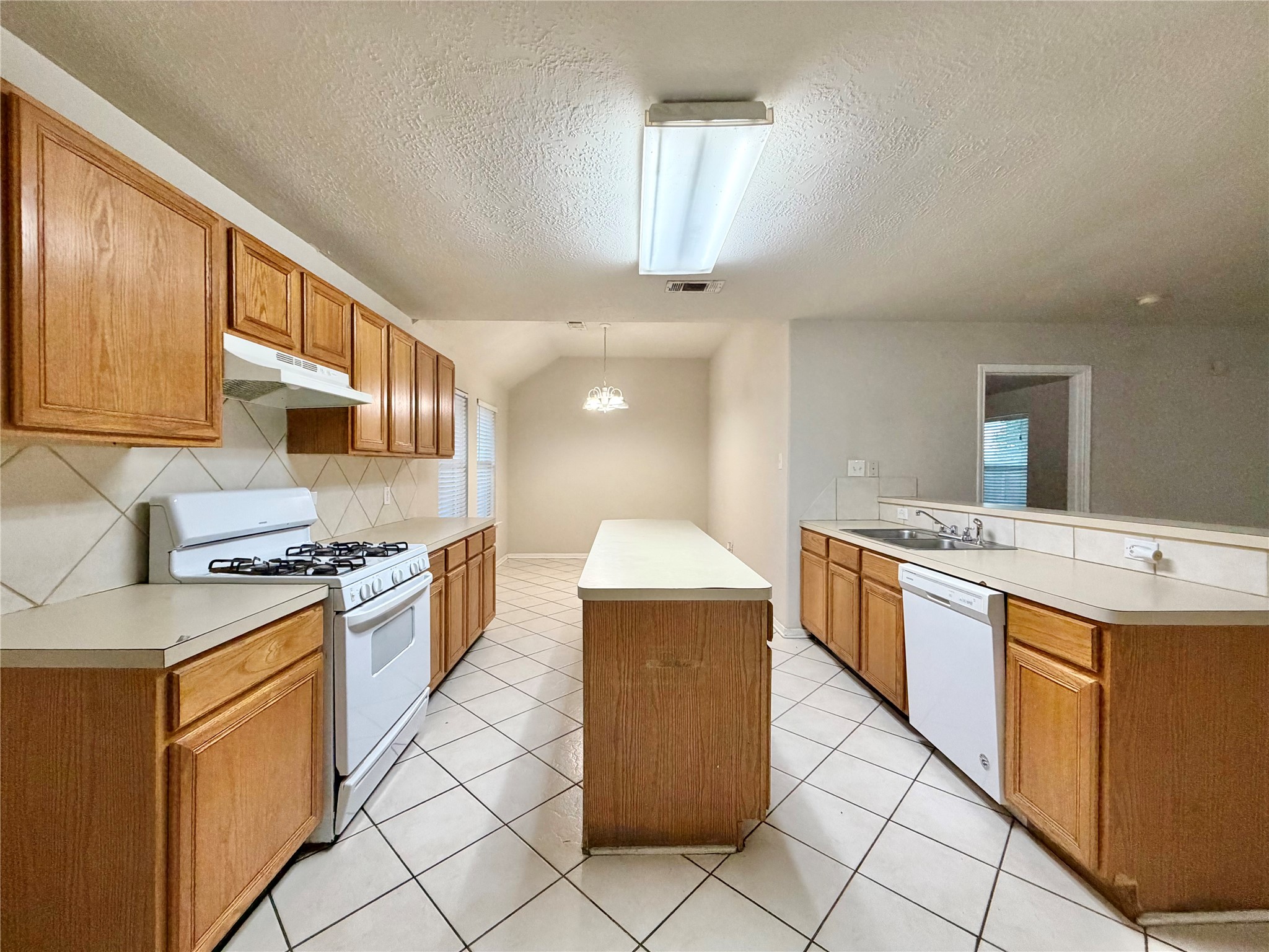 6827 Autumn Thistle Drive Property Photo 7