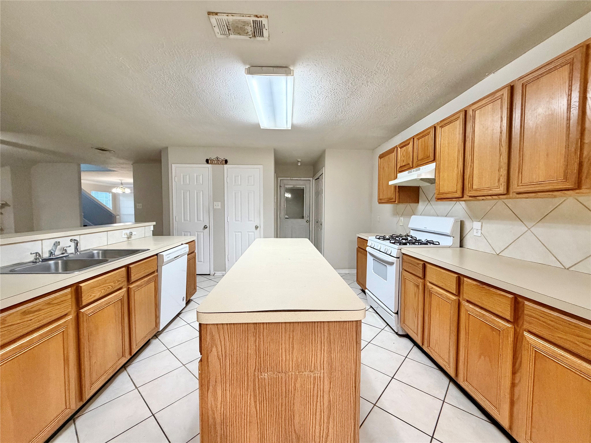 6827 Autumn Thistle Drive Property Photo 8