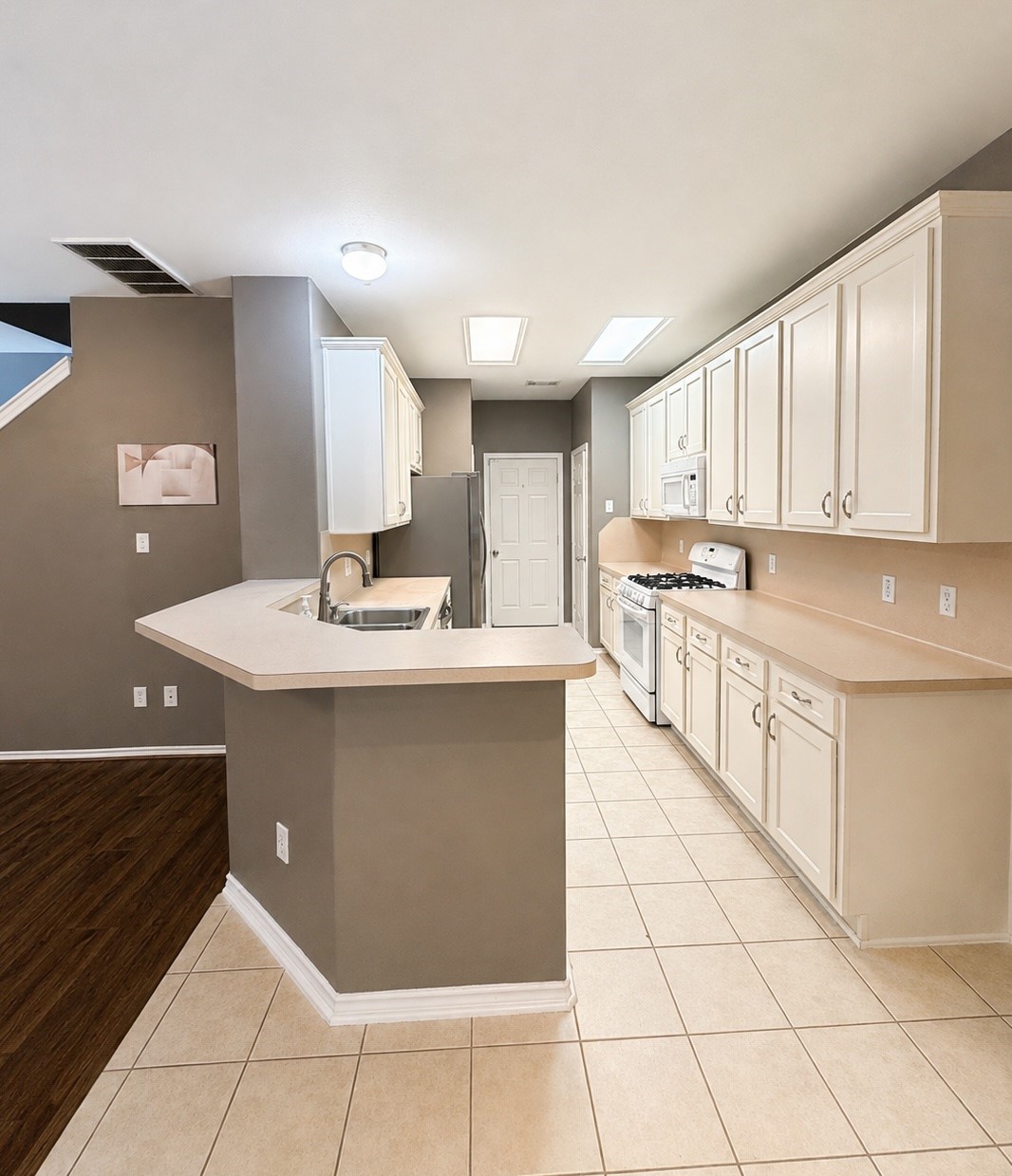 16619 Newglen Lane Property Photo 4