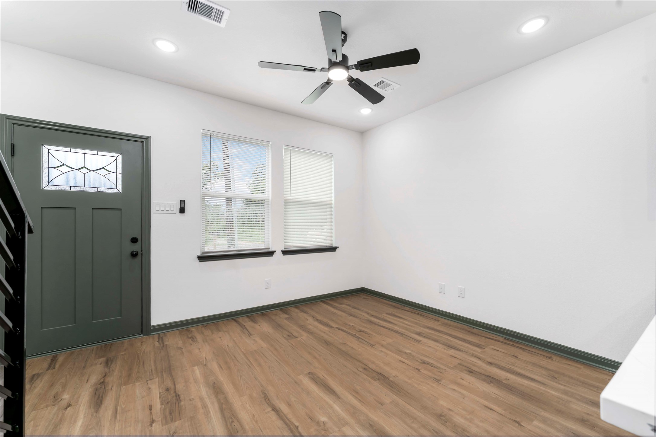 7987 Chateau Street D Property Photo 5