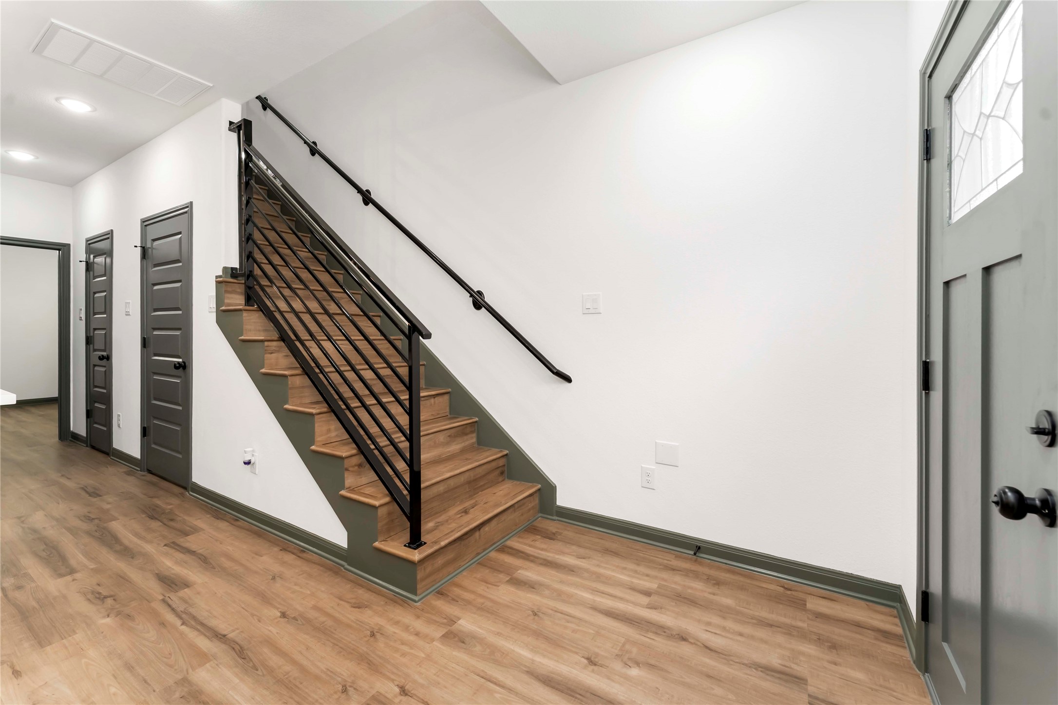 7987 Chateau Street D Property Photo 6