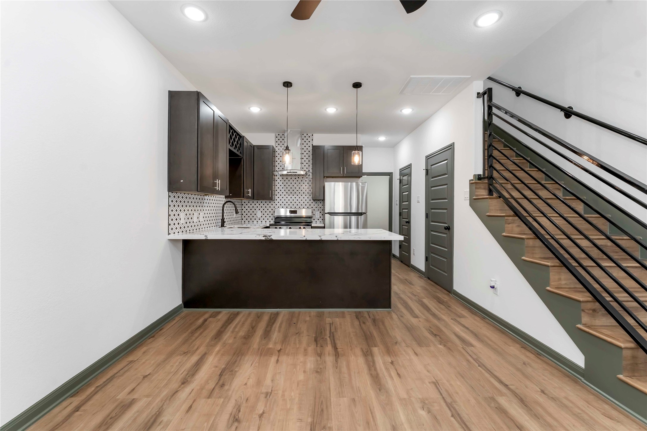 7987 Chateau Street D Property Photo 7