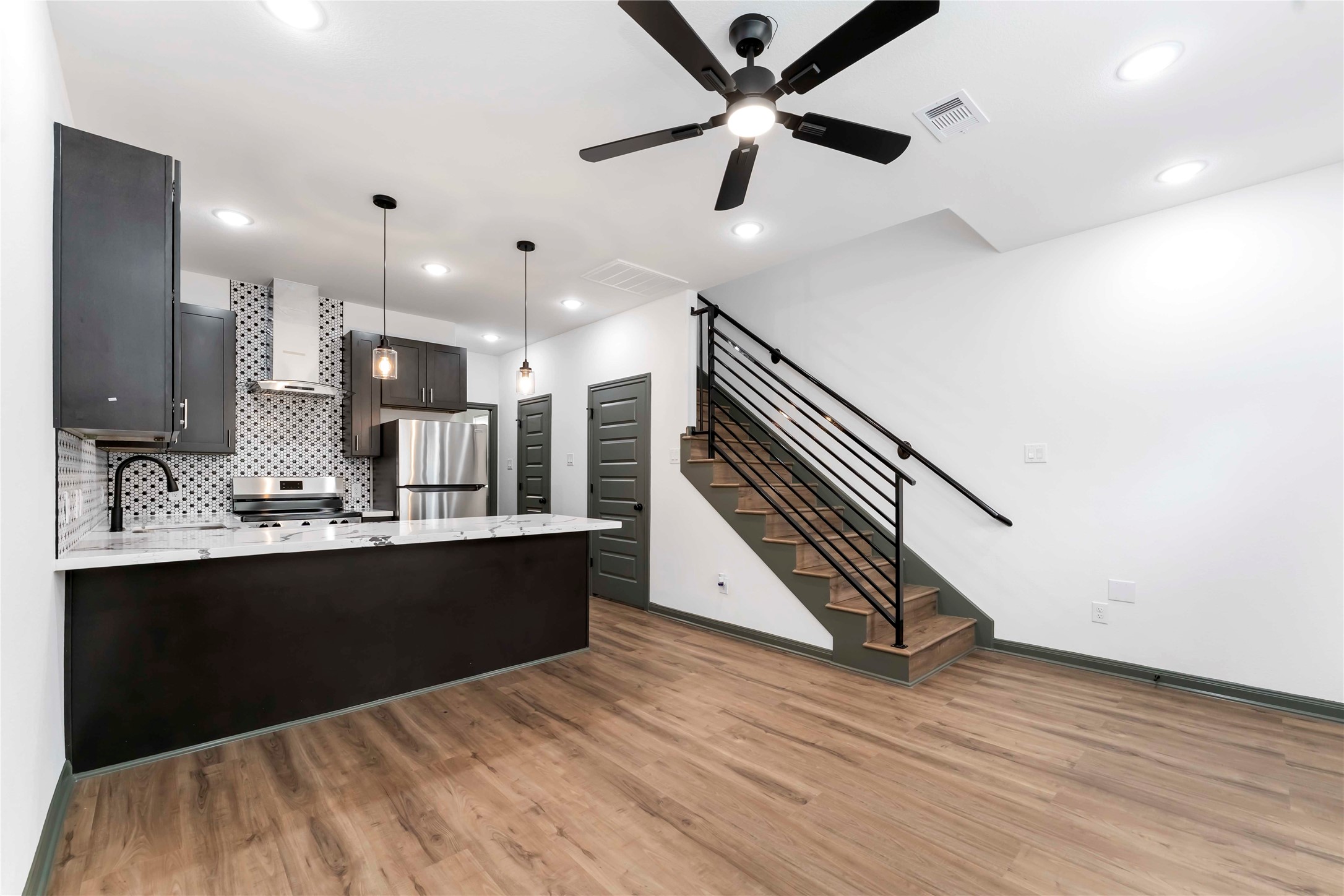 7987 Chateau Street D Property Photo 12