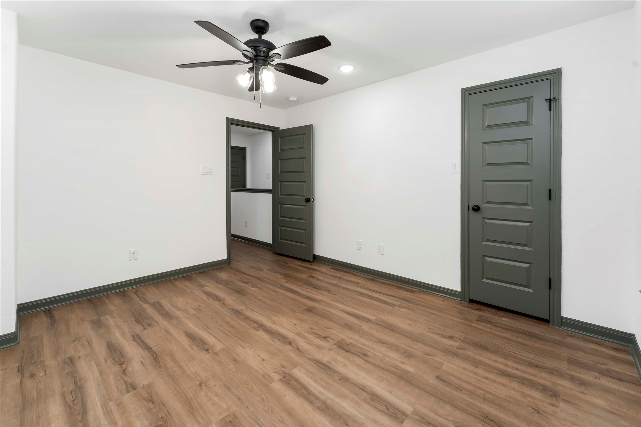 7987 Chateau Street D Property Photo 28