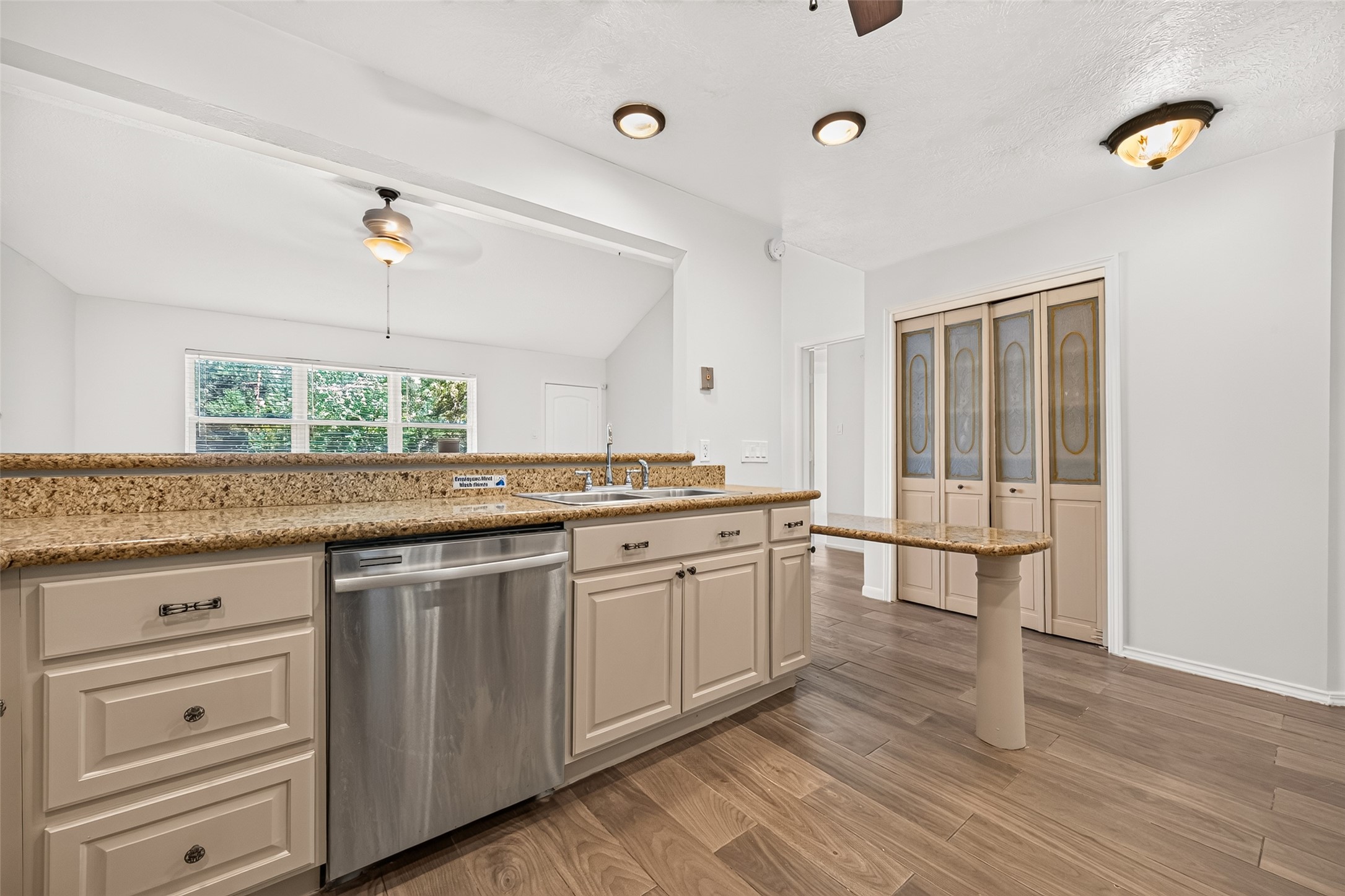 1002 Kenforest Drive Property Photo 4