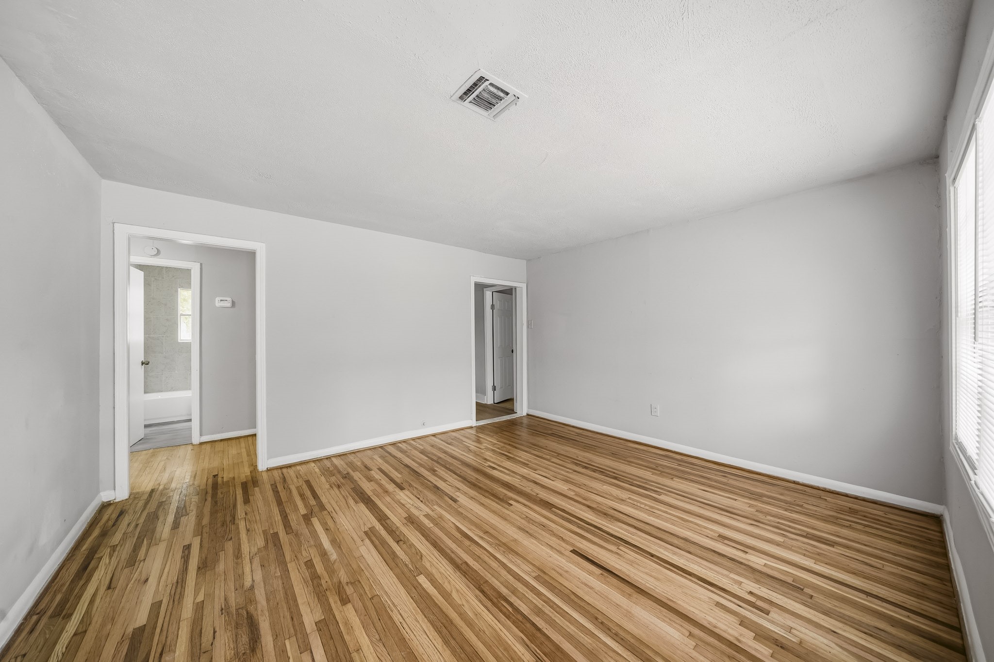 3742 Dreyfus Street Property Photo 2