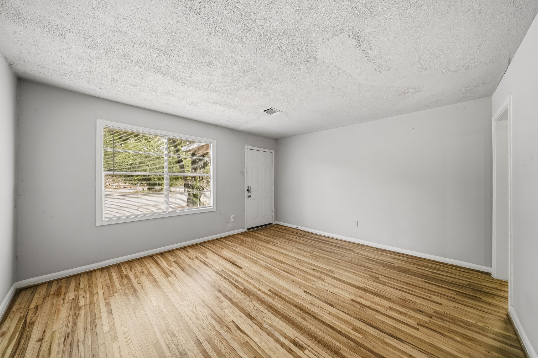3742 Dreyfus Street Property Photo 4