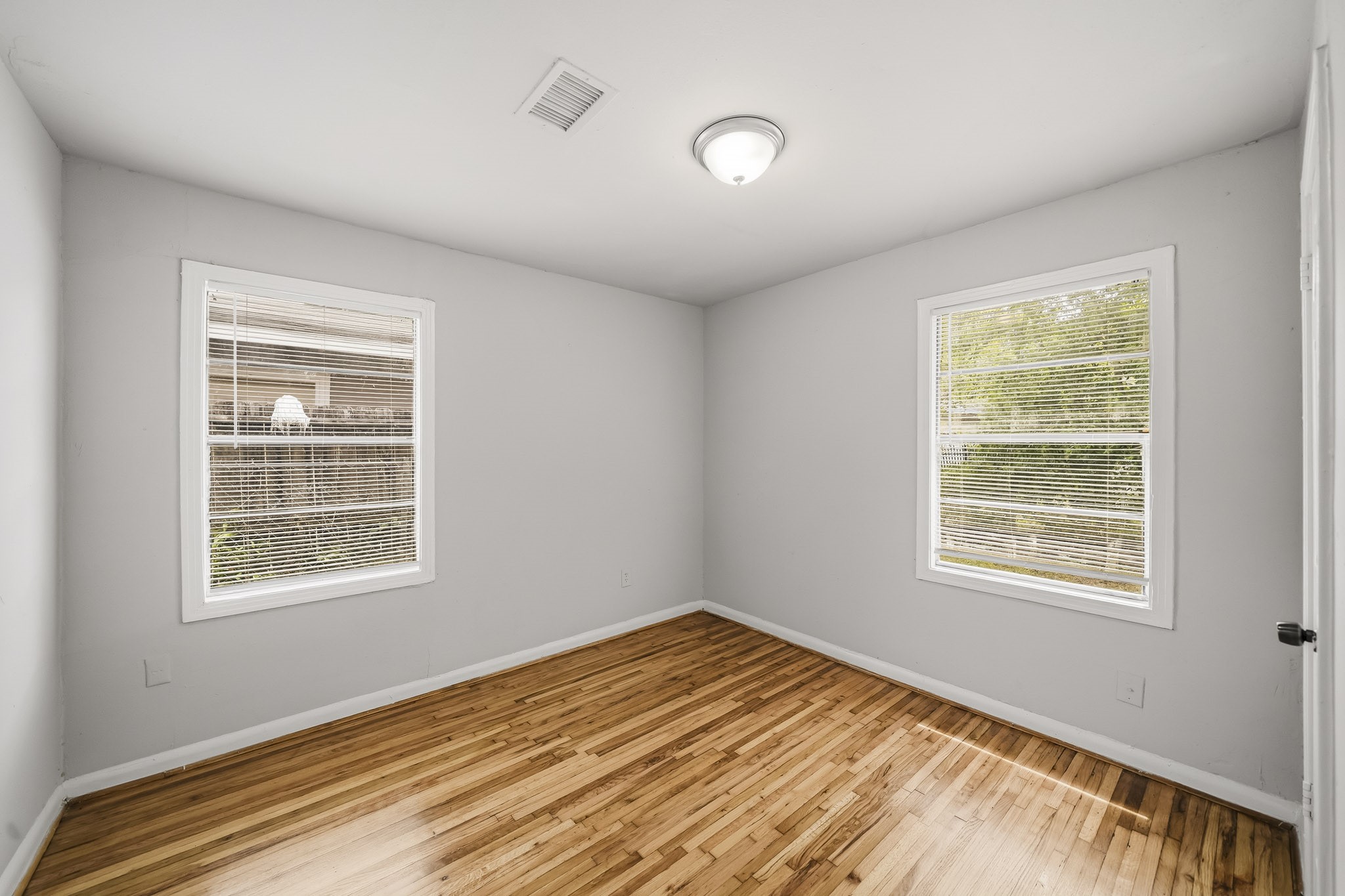 3742 Dreyfus Street Property Photo 6