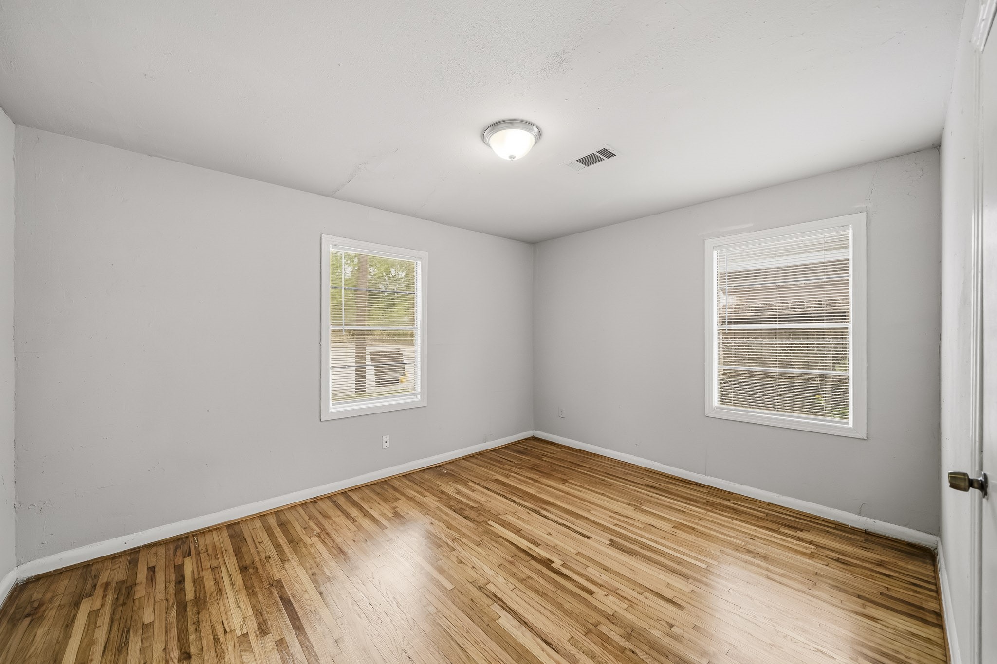 3742 Dreyfus Street Property Photo 8