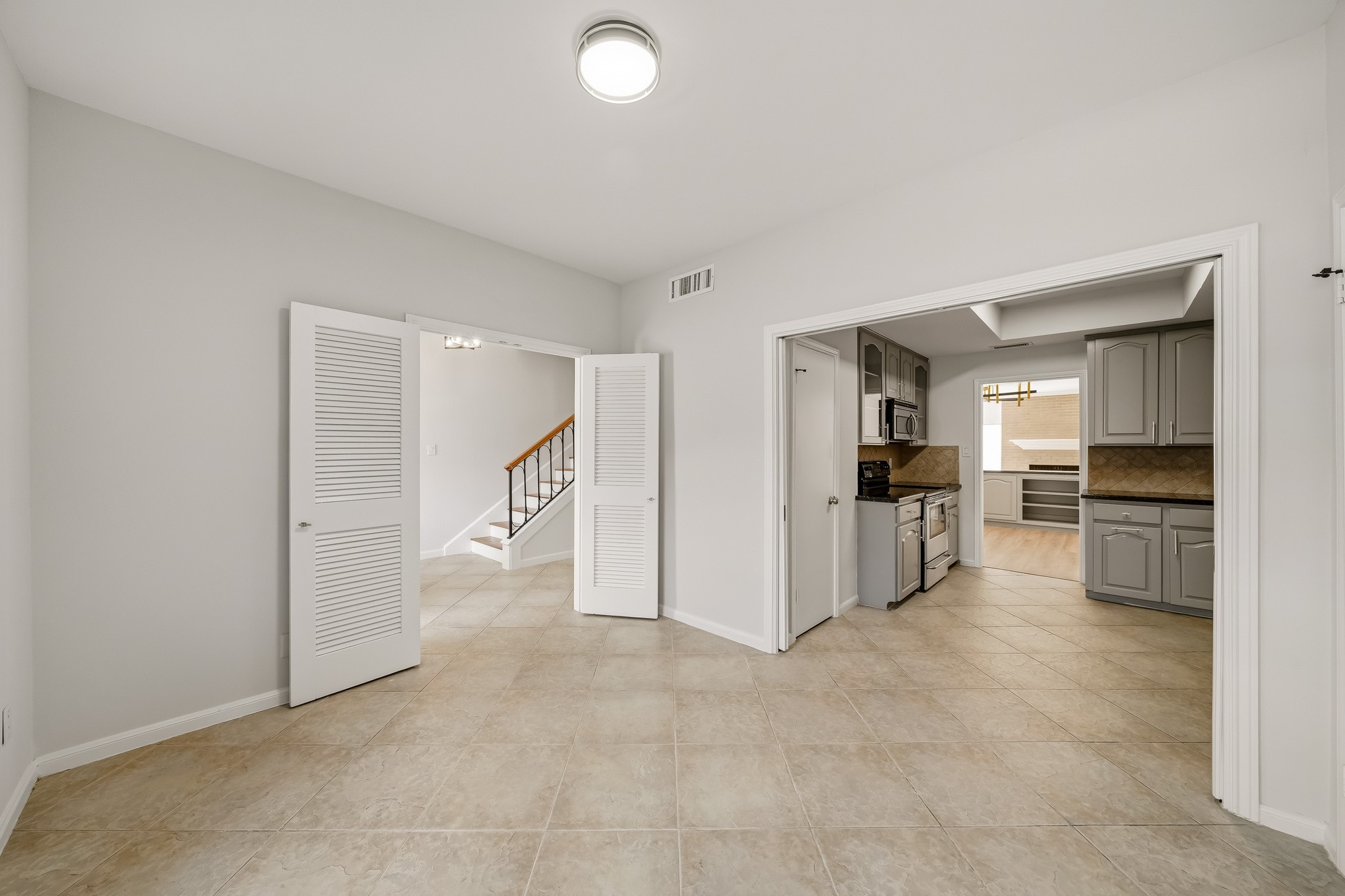 1746 S Gessner Property Photo 6