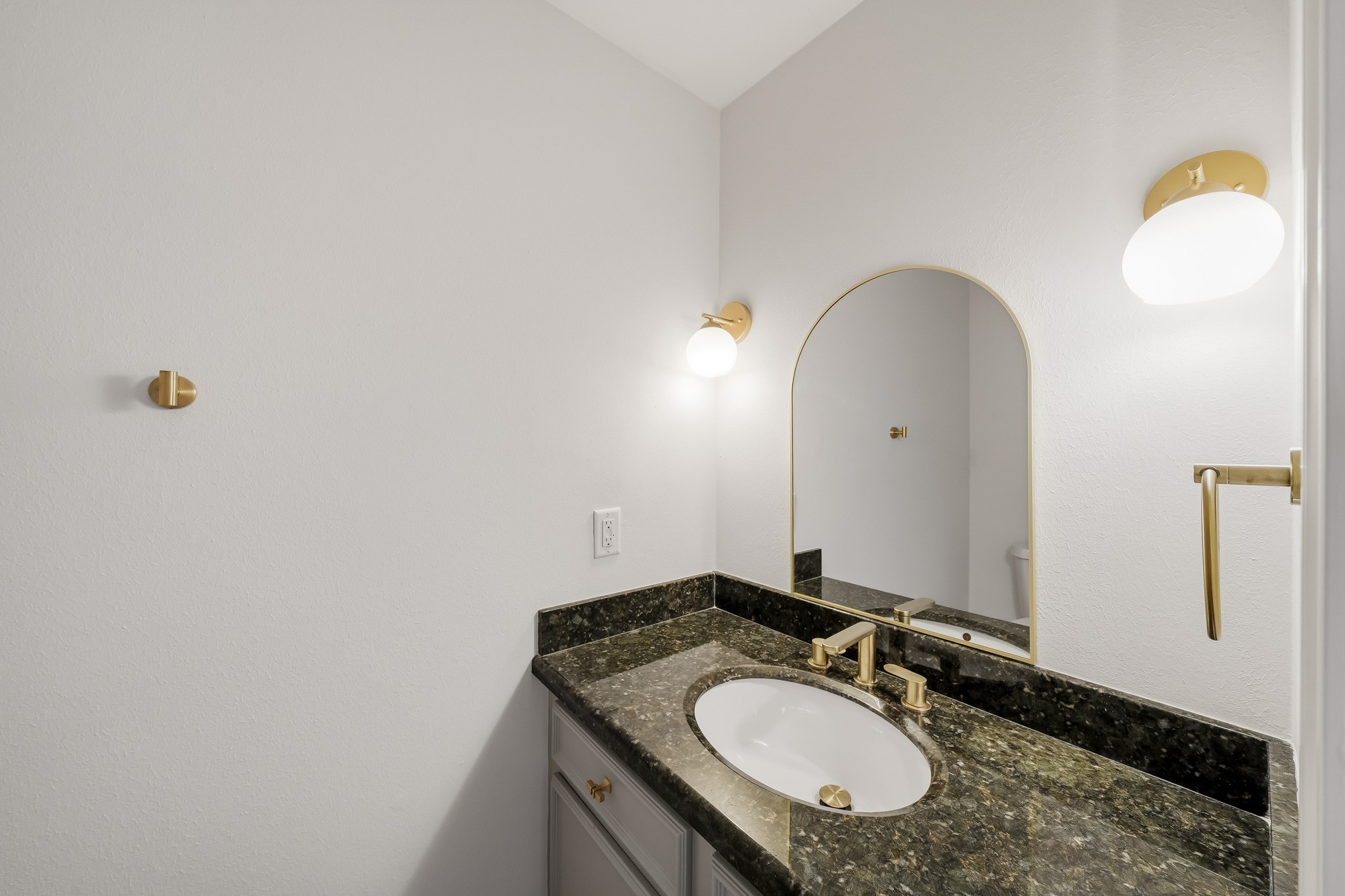 1746 S Gessner Property Photo 17
