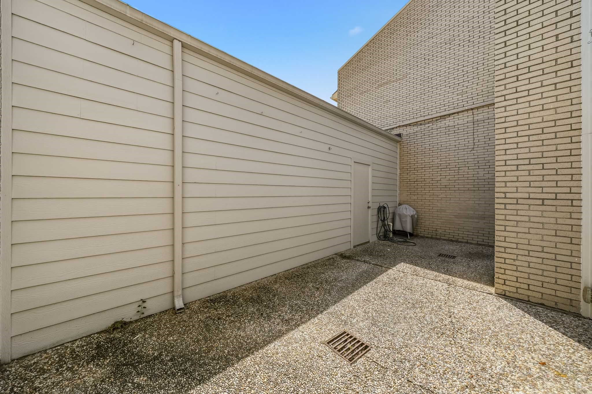 1746 S Gessner Property Photo 23