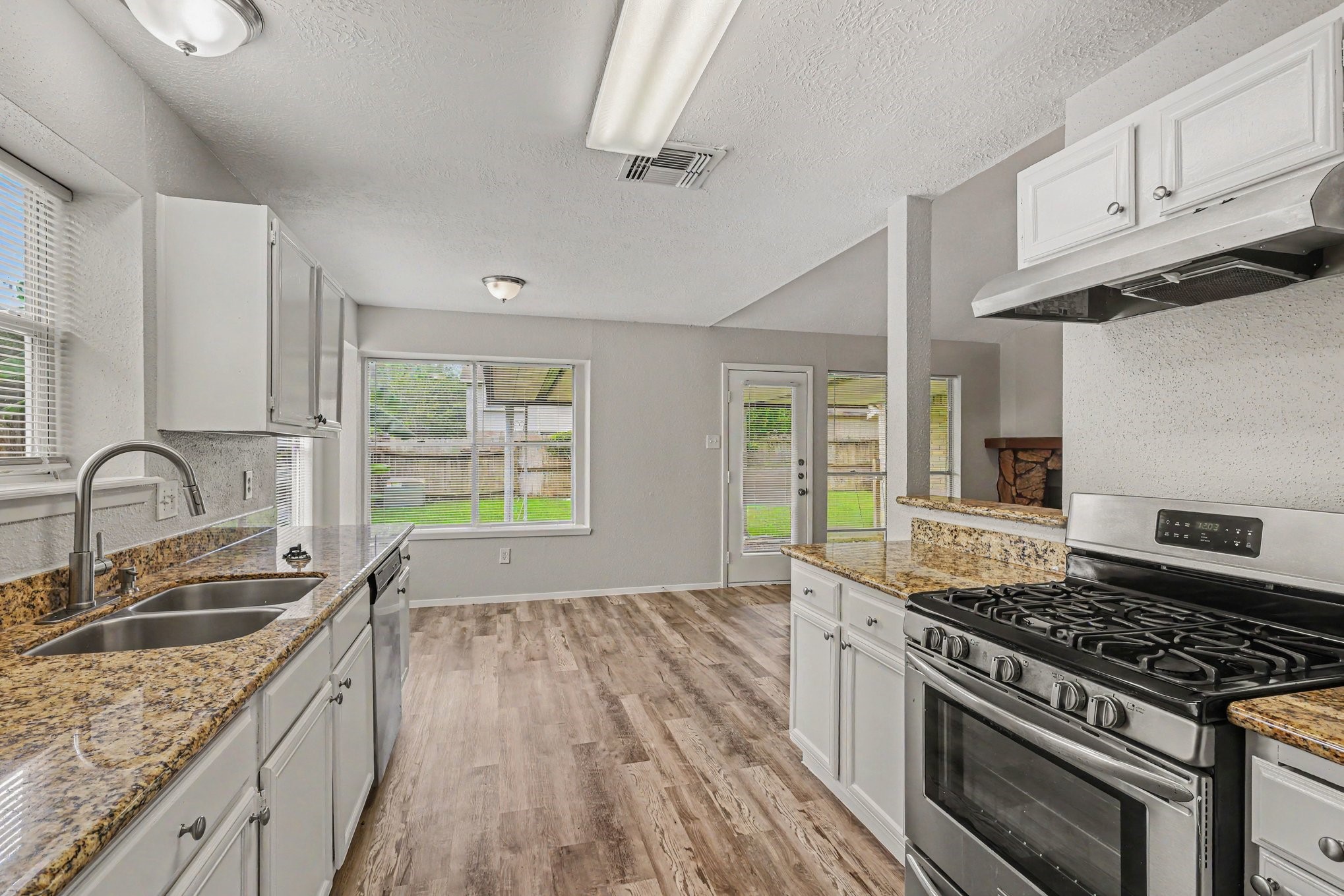 2509 Merrimac Drive Property Photo 9