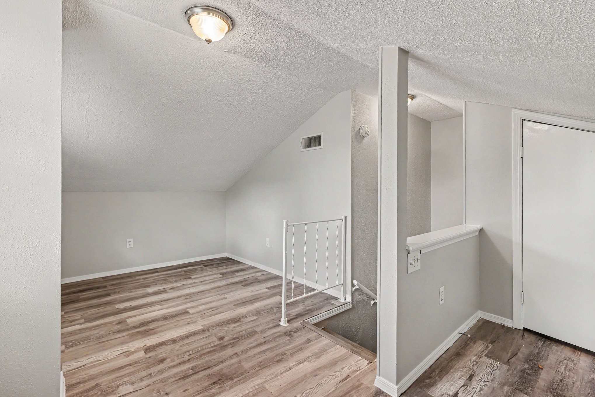 2509 Merrimac Drive Property Photo 11