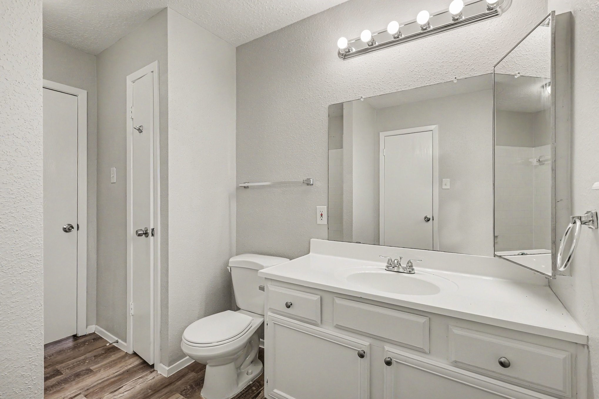 2509 Merrimac Drive Property Photo 17