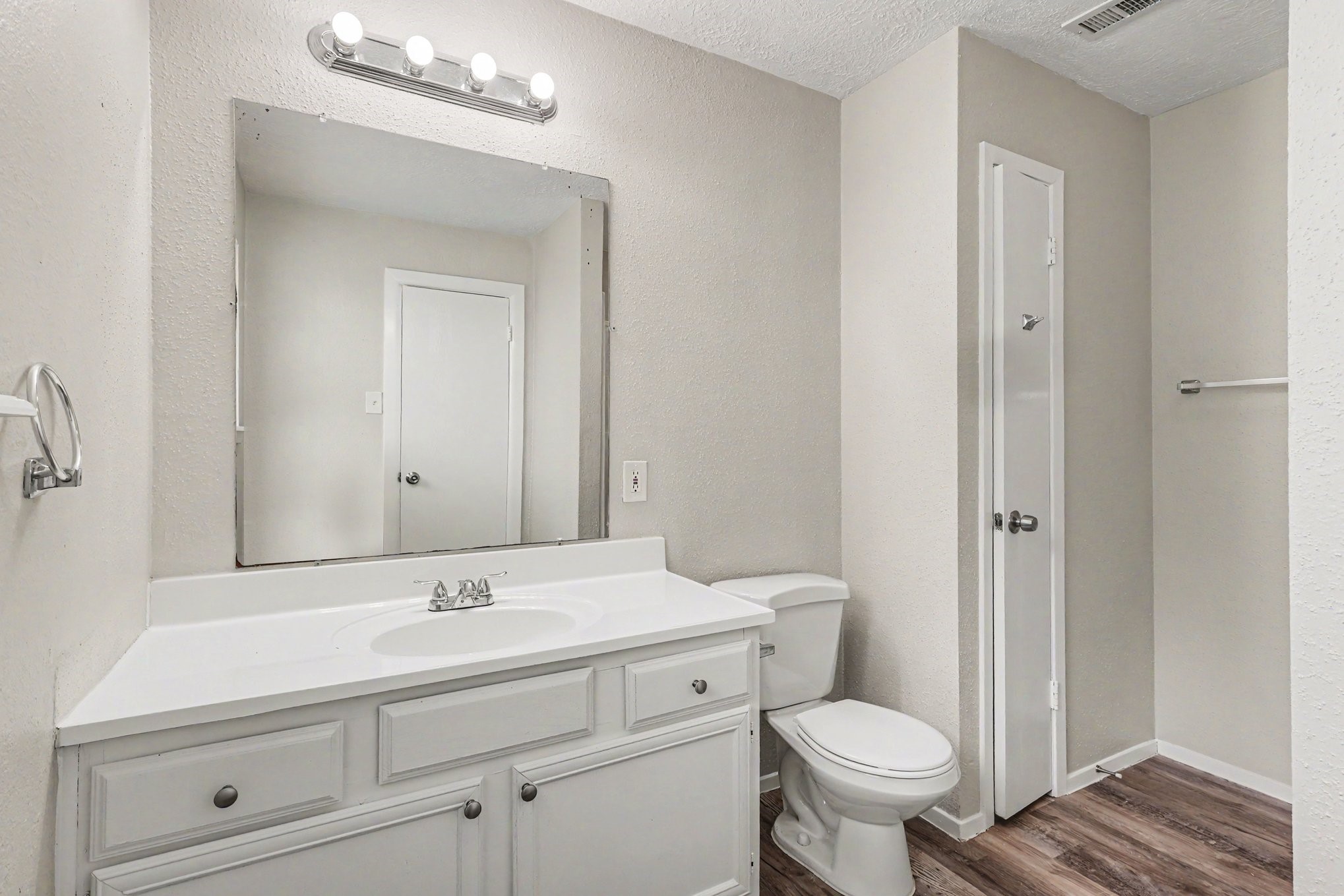 2509 Merrimac Drive Property Photo 18