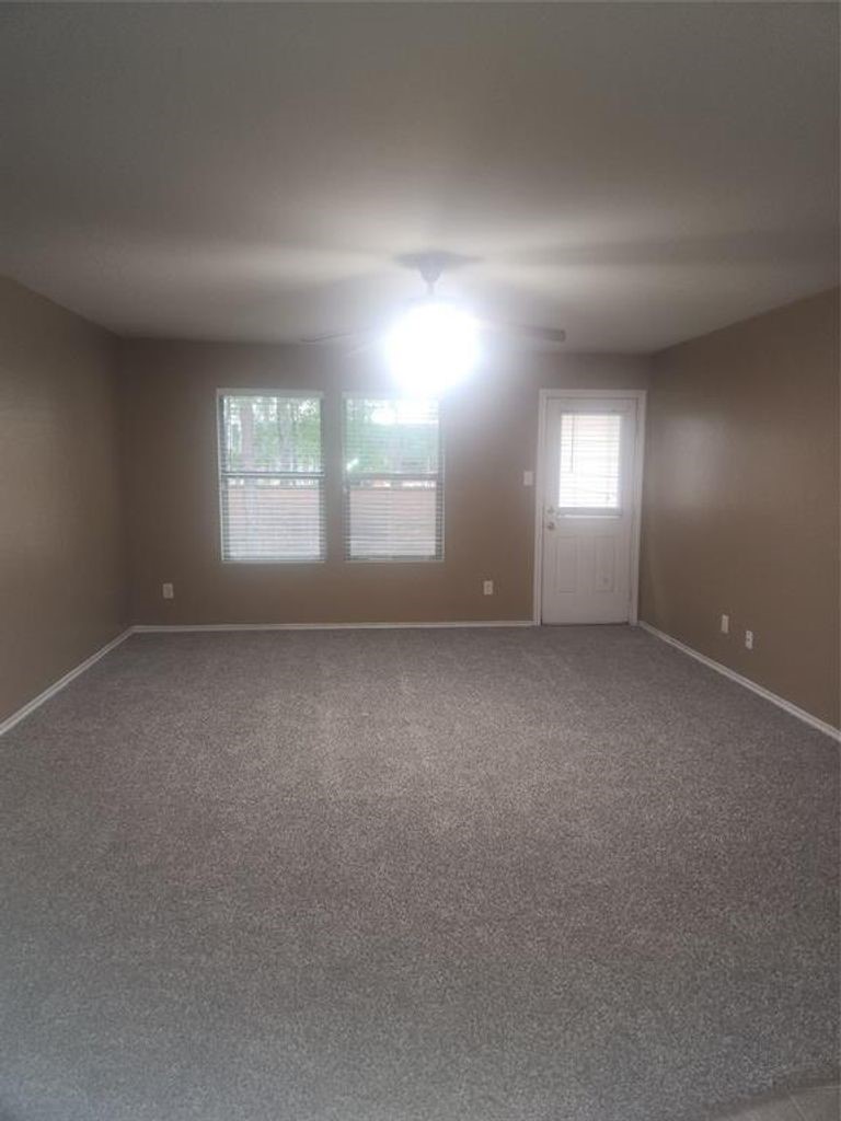 818 Lightningbug Lane Property Photo 4