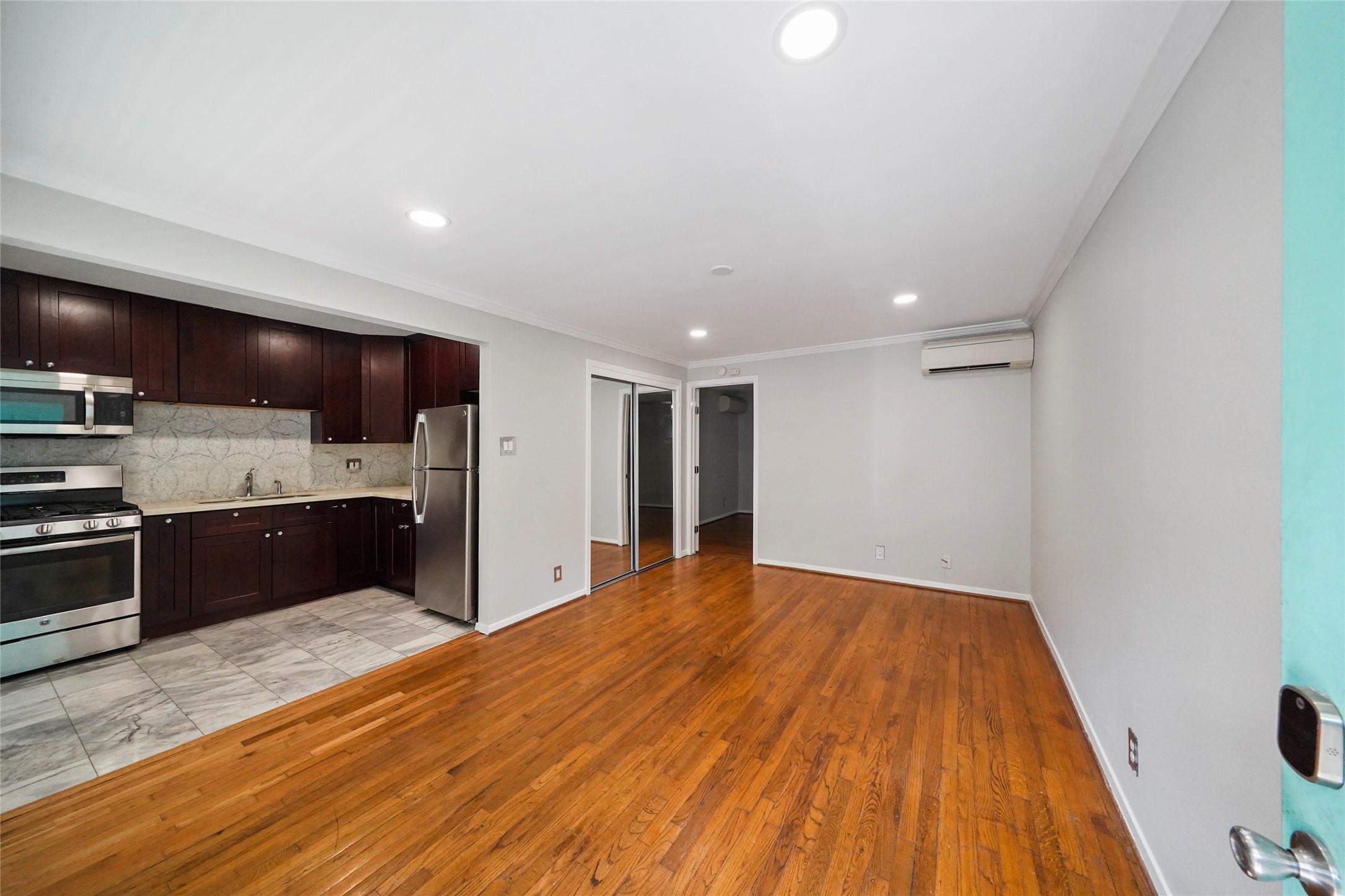 311 Hawthorne Street 7 Property Photo 4