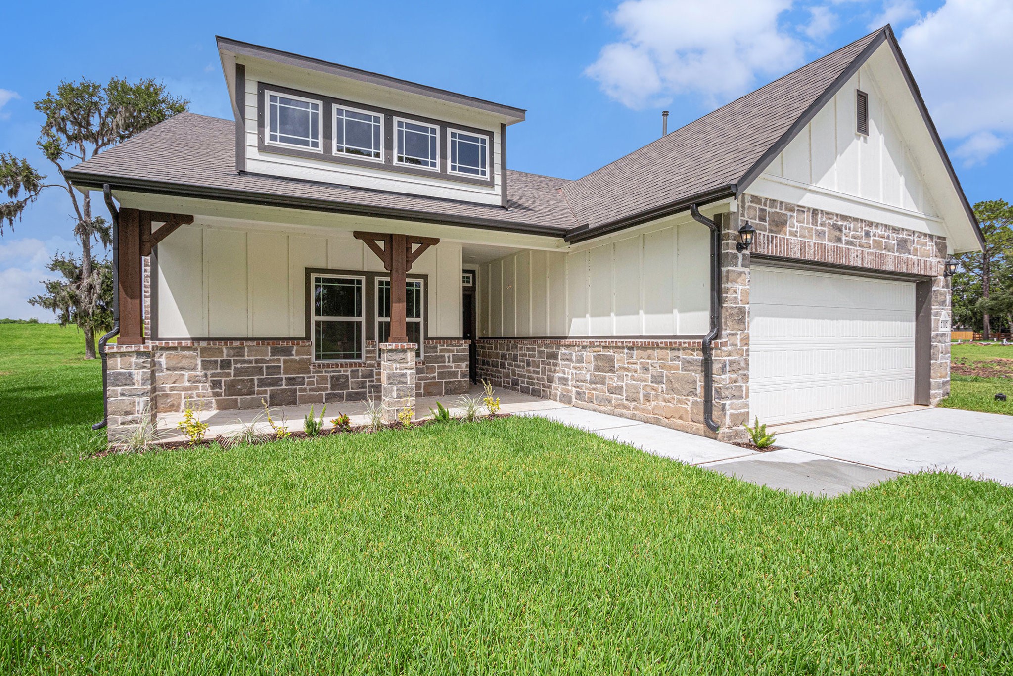 2102 Twin Lakes Boulevard Property Photo 1