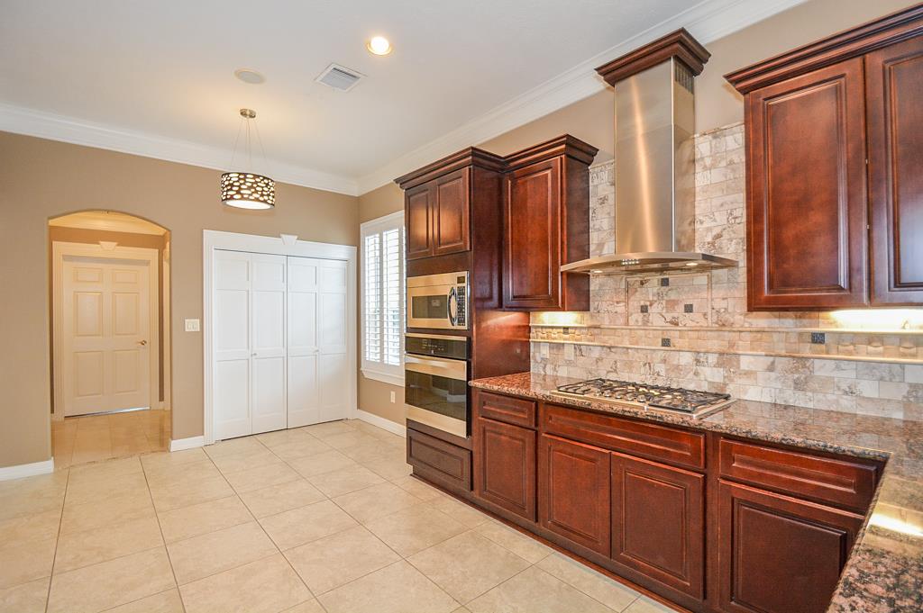 2326 Walnut Bend Lane Property Photo 9