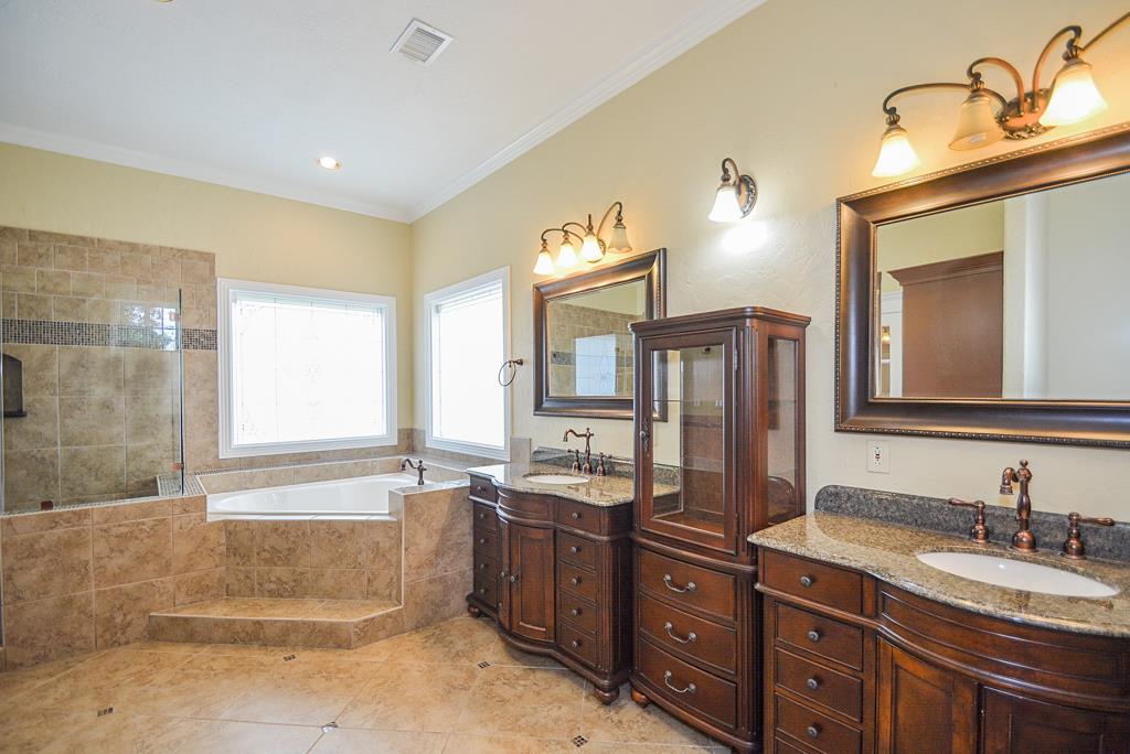 2326 Walnut Bend Lane Property Photo 17