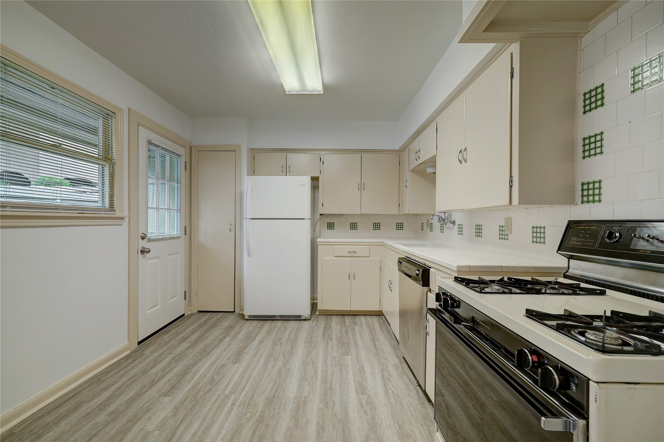 5411 Evergreen Street Property Photo 5