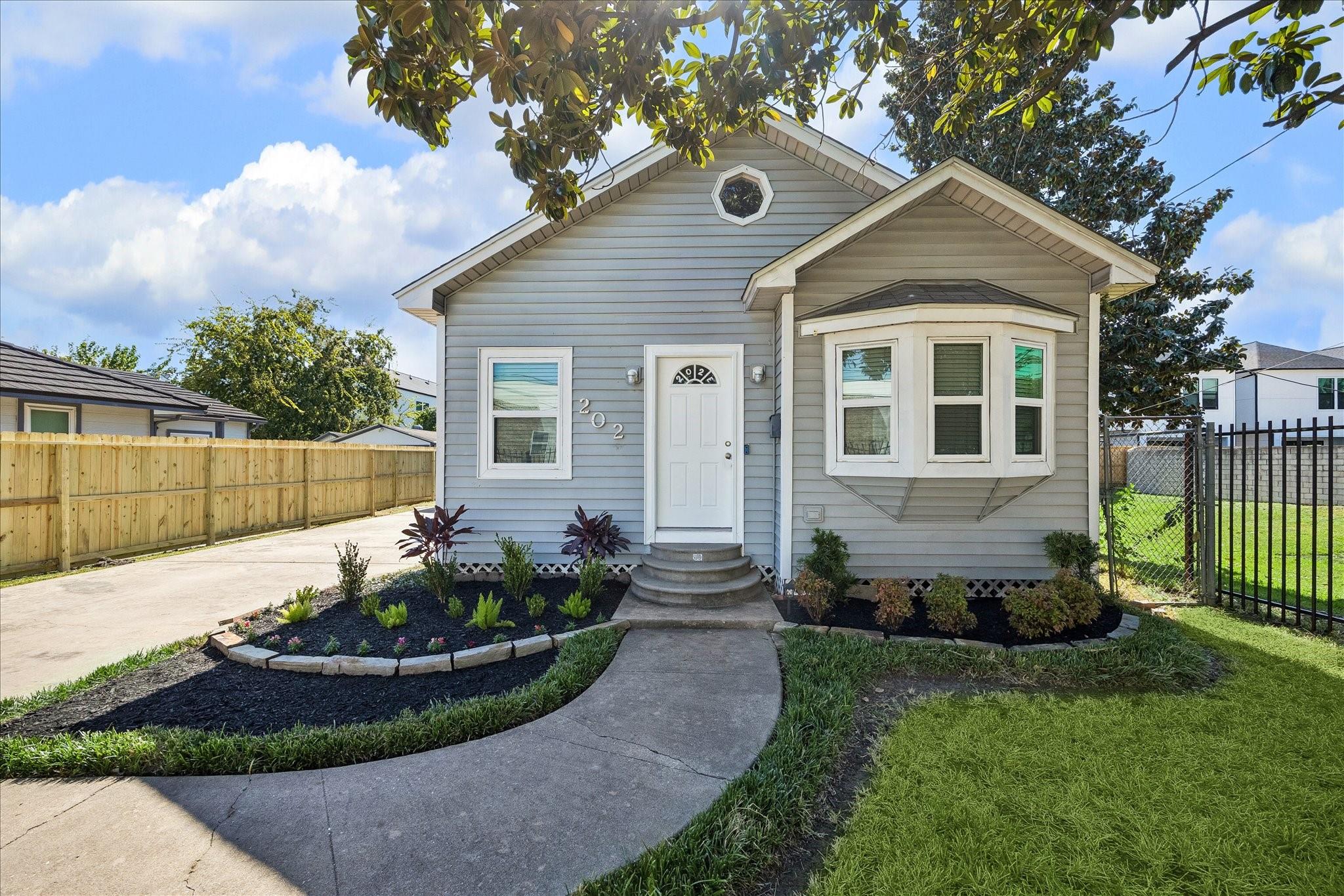 202 E 34th Street, Houston Tx 77018 Property Photo 1
