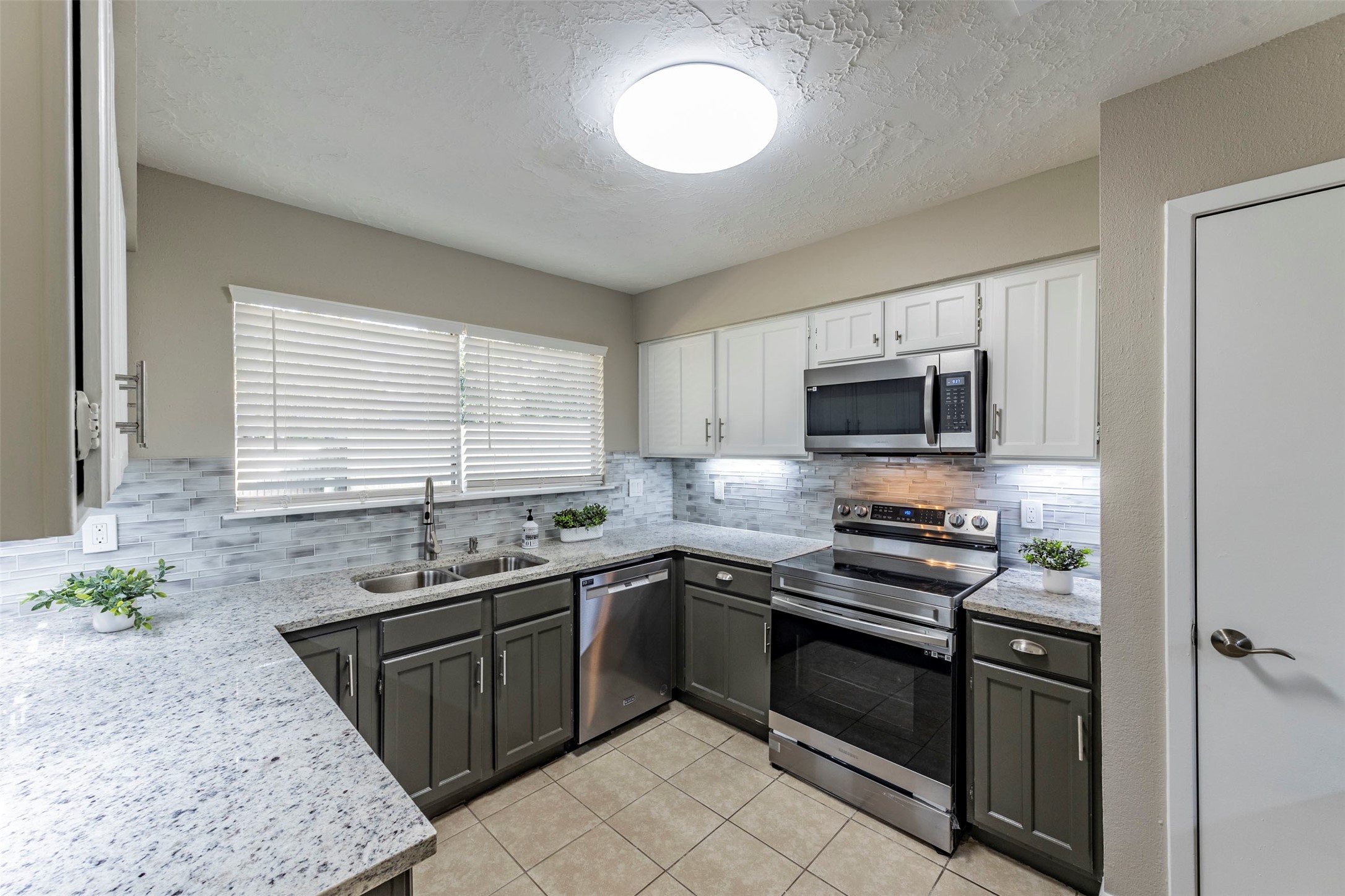 21022 Waymare Lane Property Photo 4