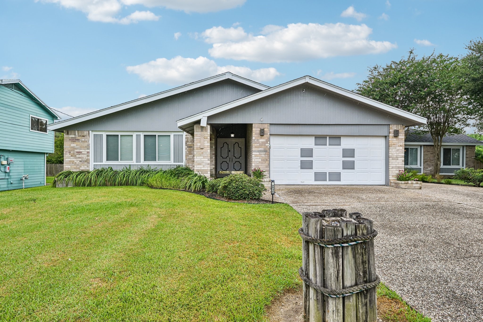 2535 Cliff Drive Property Photo 1